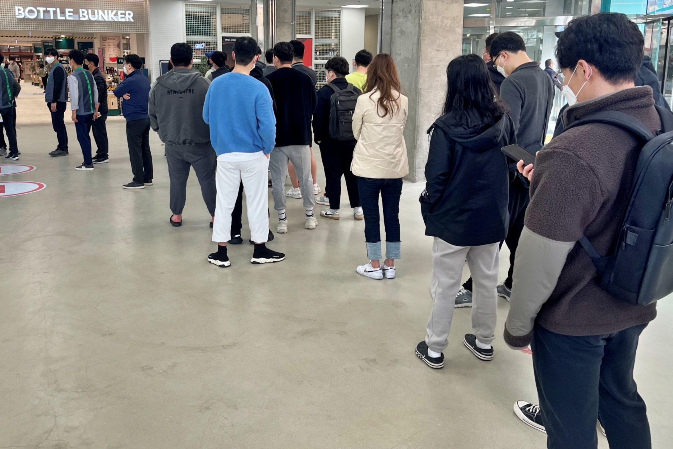 31일 창원시 성산구 중앙동에 위치한 롯데마트 맥스 창원중앙점 입구에 사람들이 몰리는 모습. 사진=롯데마트.