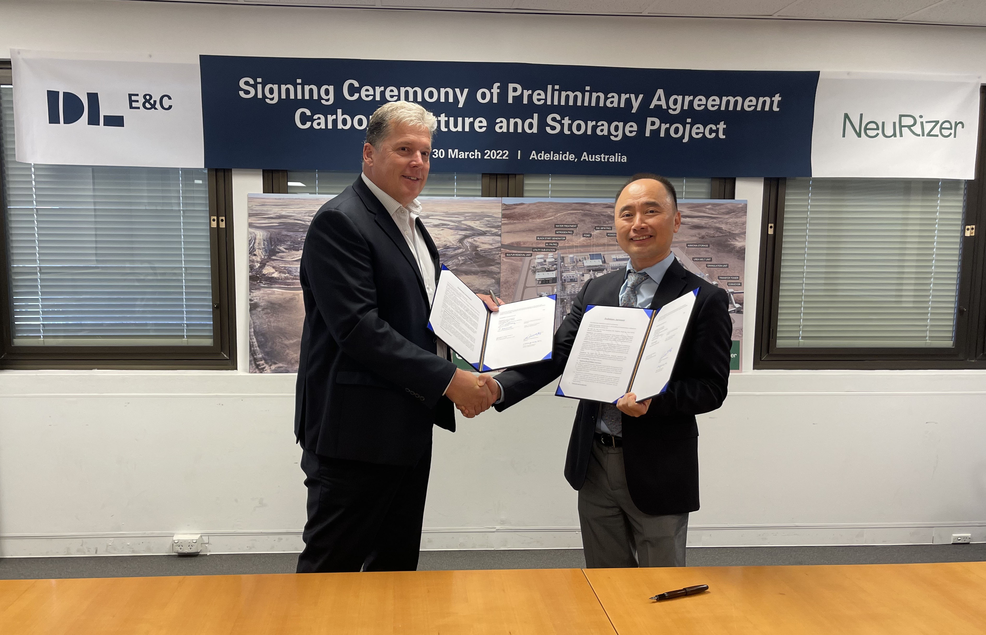 DL이앤씨 마창민 대표이사(오른쪽)와 뉴라이저사 필 스테이블리 사장(왼쪽)  사진=DL이앤씨