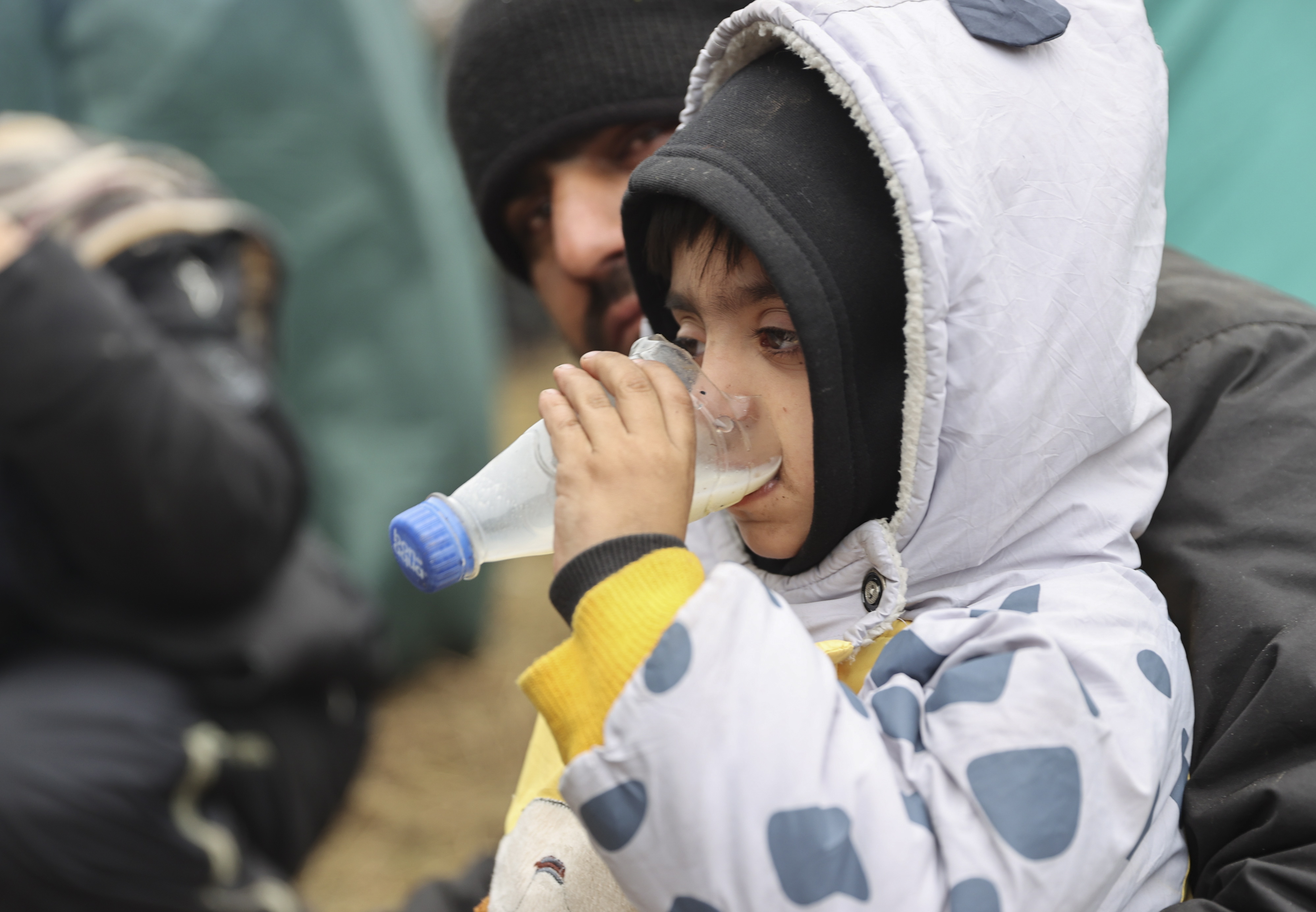 폴란드=벨라루스 국경에서 난민 어린이가 우유를 마시고 있다. 출처=연합뉴스