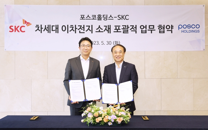 지난 30일 서울 종로구 SKC 본사에서 포스코홀딩스와 SKC가 차세대 이차전지 소재 포괄적 업무협약을 체결했다. 사진=SKC
