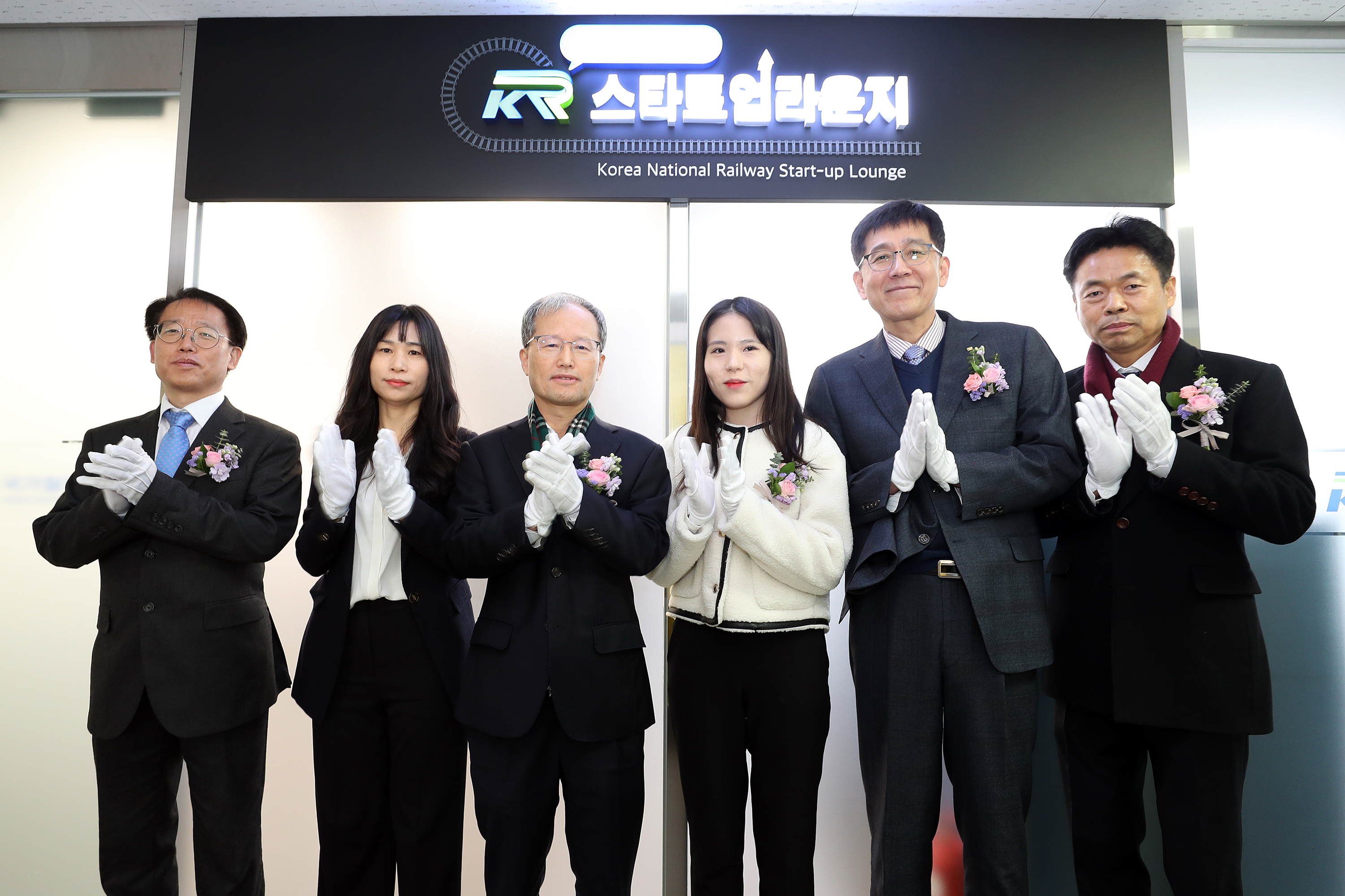 김한영 국가철도공단  이사장(왼쪽 세번째)이 29일 안산역 KR스타트업라운지 개소를 축하하고 있다. 출처=국가철도공단
