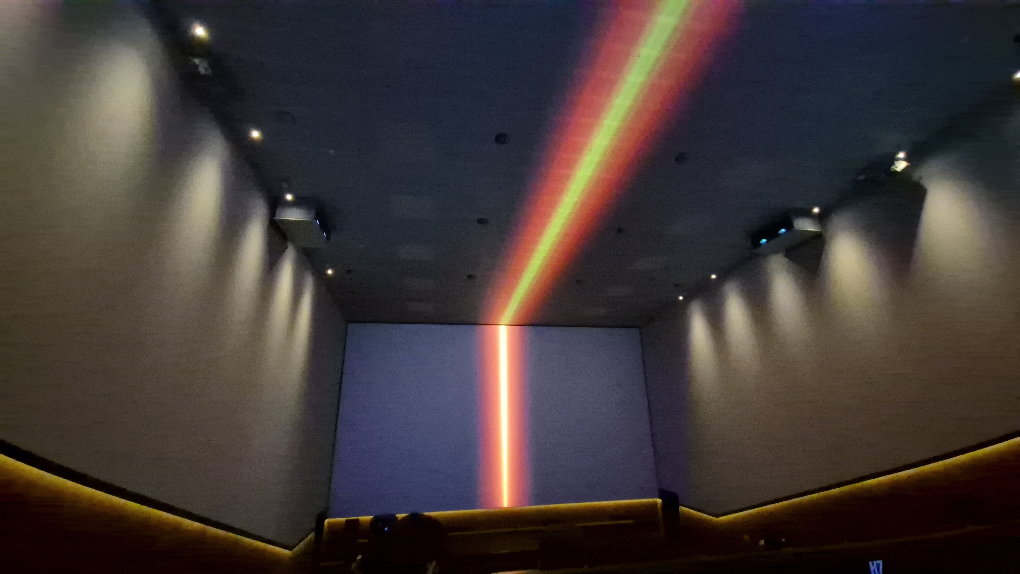 4면 SCREEN X관 천장 스크린 모습. 출처=페인트팜