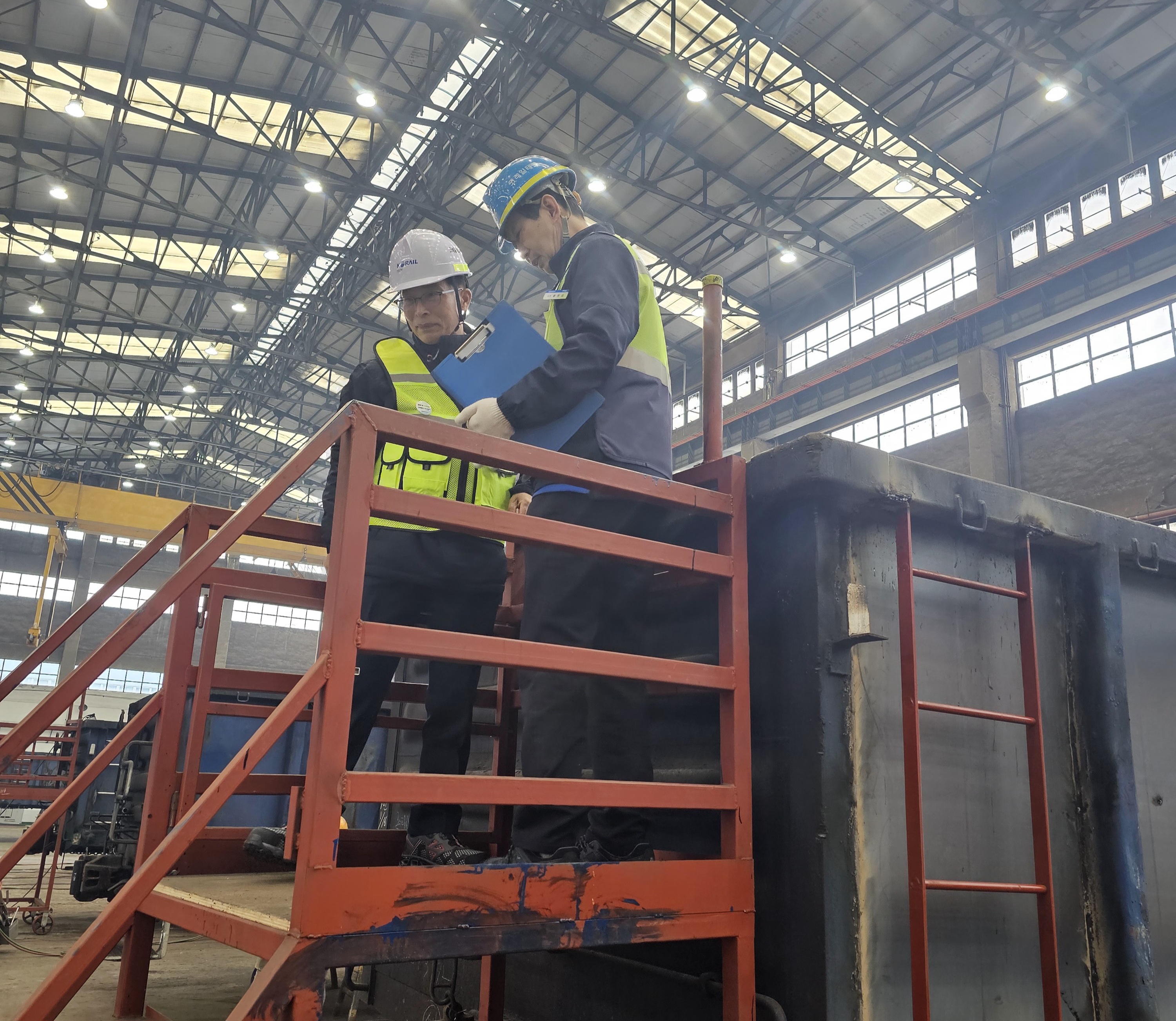 코레일테크 류영수 신임 대표이사(왼쪽)가 대전철도차량정비단을 방문해 현장점검을 하고 있다. 출처=코레일테크