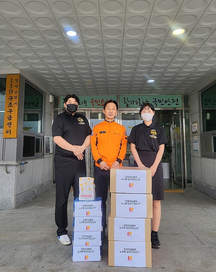 롯데리아가 산불 피해 지역의 소방서와 산불 이재민에게 구호식품을 전달했다. 사진=롯데GRS