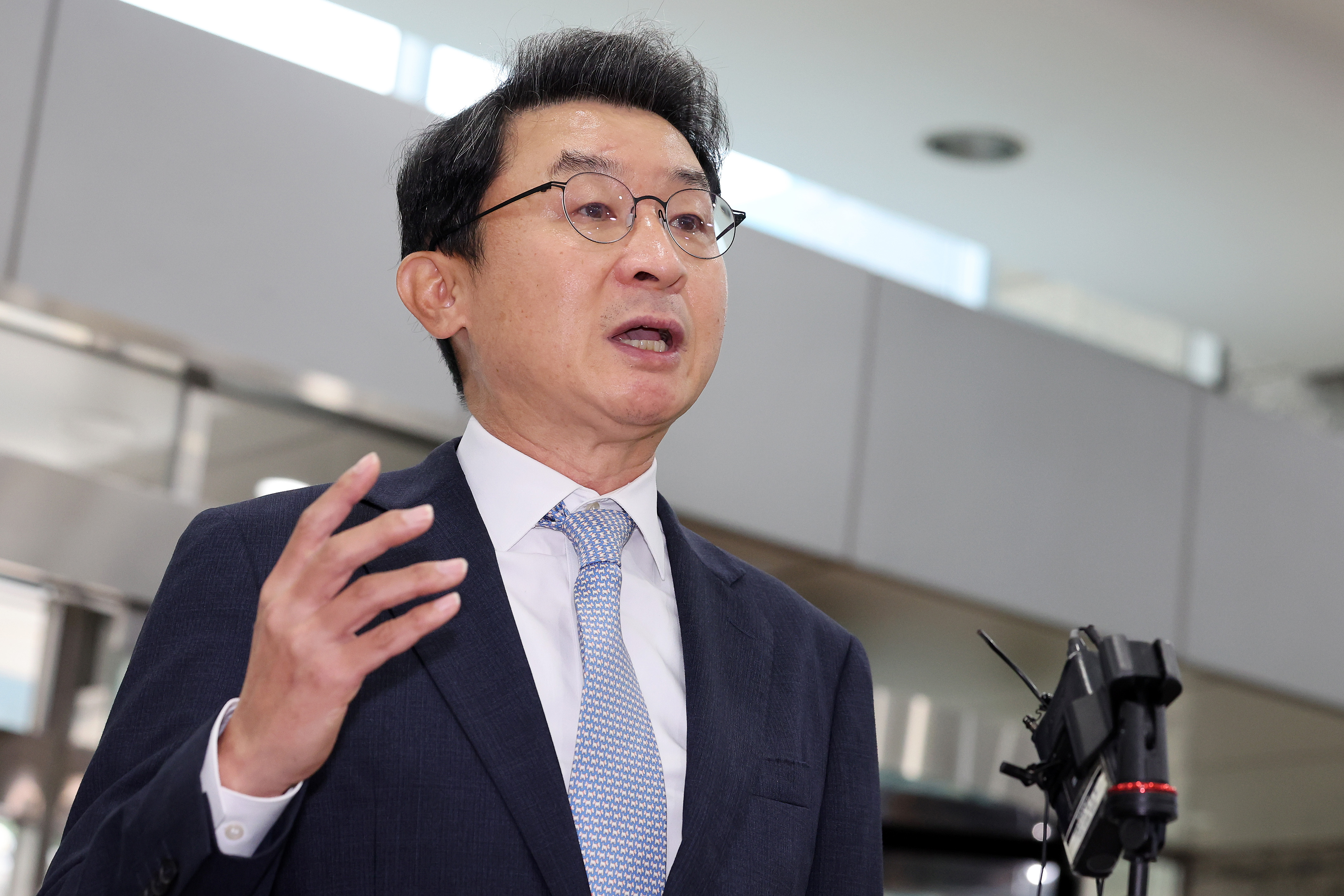 이억원 금융위원장 후보자가 8월 14일 서울 중구 예금보험공사에 마련된 인사청문회 준비 사무실로 첫 출근하며 기자들 질의에 답하고 있다. 사진=연합뉴스