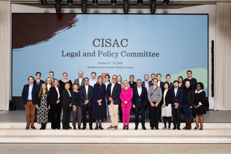 서울 몬드리안 이태원 호텔에서 열린 CISAC 법무위원회(Legal and Policy Committee) 참석자들이 기념촬영을 하고 있다. 사진=음저협
