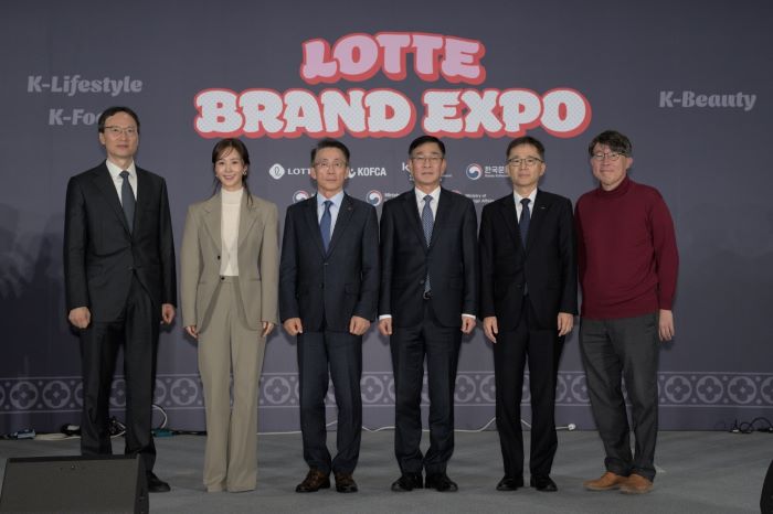 (왼쪽부터)추광호 왼쪽부터 한경협중기센터 센터장, 소녀시대 유리, 김재겸 롯데홈쇼핑 대표, 함상욱 주오스트리아 한국대사, 김현철 코트라 유럽지역본부장, 임진홍 주오스트리아 한국문화원장. 사진=롯데홈쇼핑