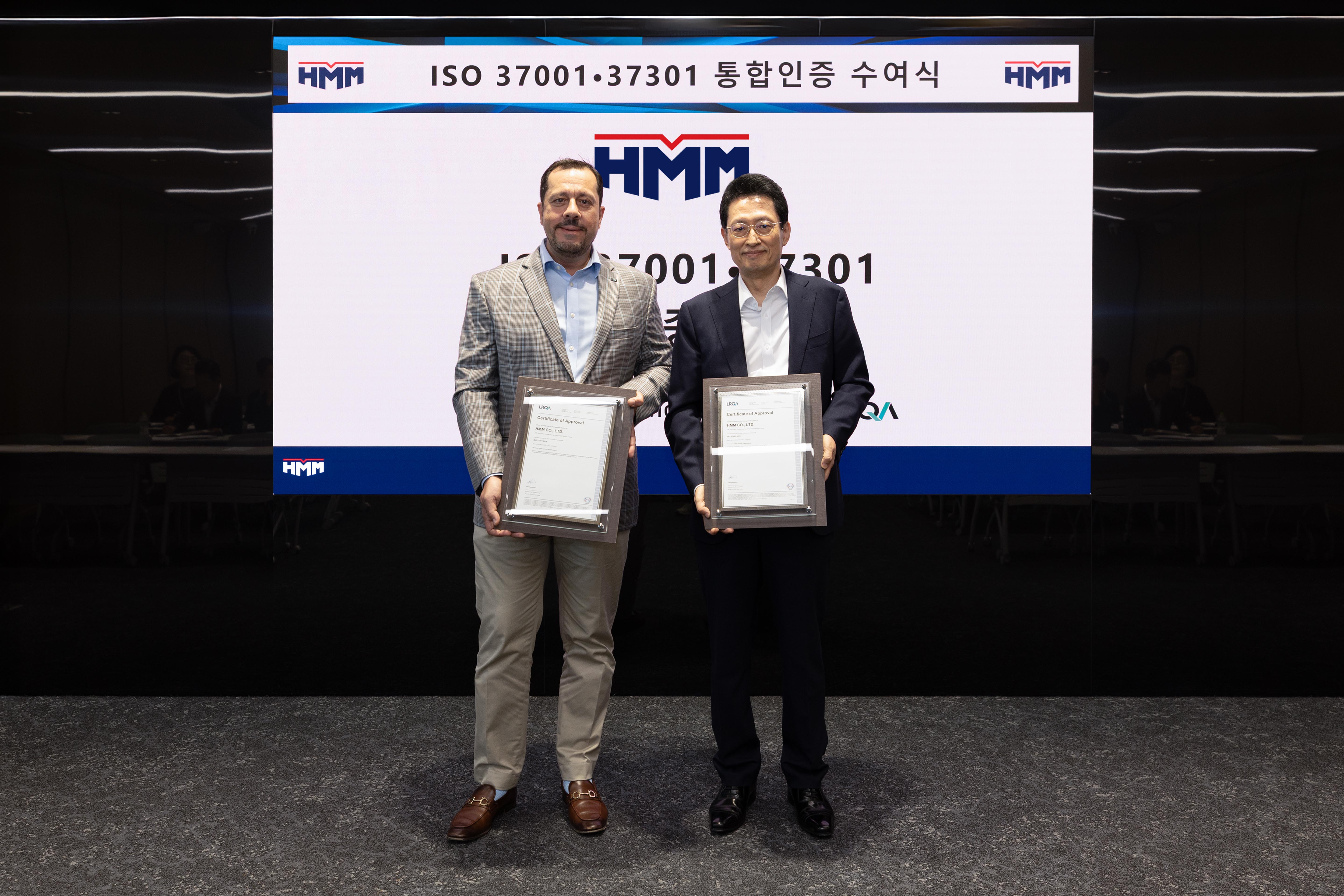 24일 HMM 여의도 사옥에서 개최된 ISO 37001, 37301 인증서 수여식에서 최원혁 HMM 대표이사(오른쪽)와 포티스 캄푸리스 LRQA 아시아·태평양 총괄부사장이 기념사진을 촬영하고 있다. 사진=HMM