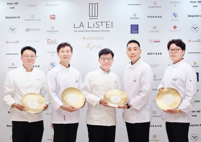 ‘라 리스트 2026 레스토랑 한국 시상식’에 참석한 서울신라호텔 셰프들 (왼쪽부터 주홍삼 팔선 셰프, 정종술 아리아께 셰프, 김성일 라연 셰프, 차도영 라연 셰프, 김성현 콘티넨탈 셰프) 사진=호텔신라