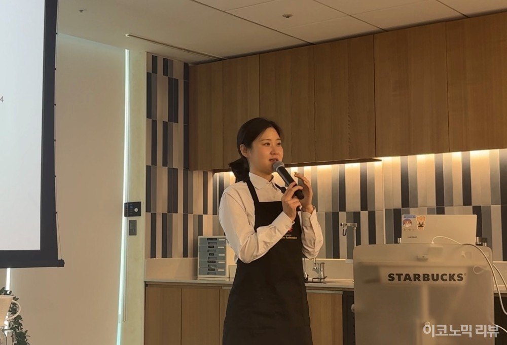 김윤하 스타벅스 21대 커피대사가 ‘별빛 블렌드’에 대해 설명하고 있다. 사진=이코노믹리뷰 서예림 기자