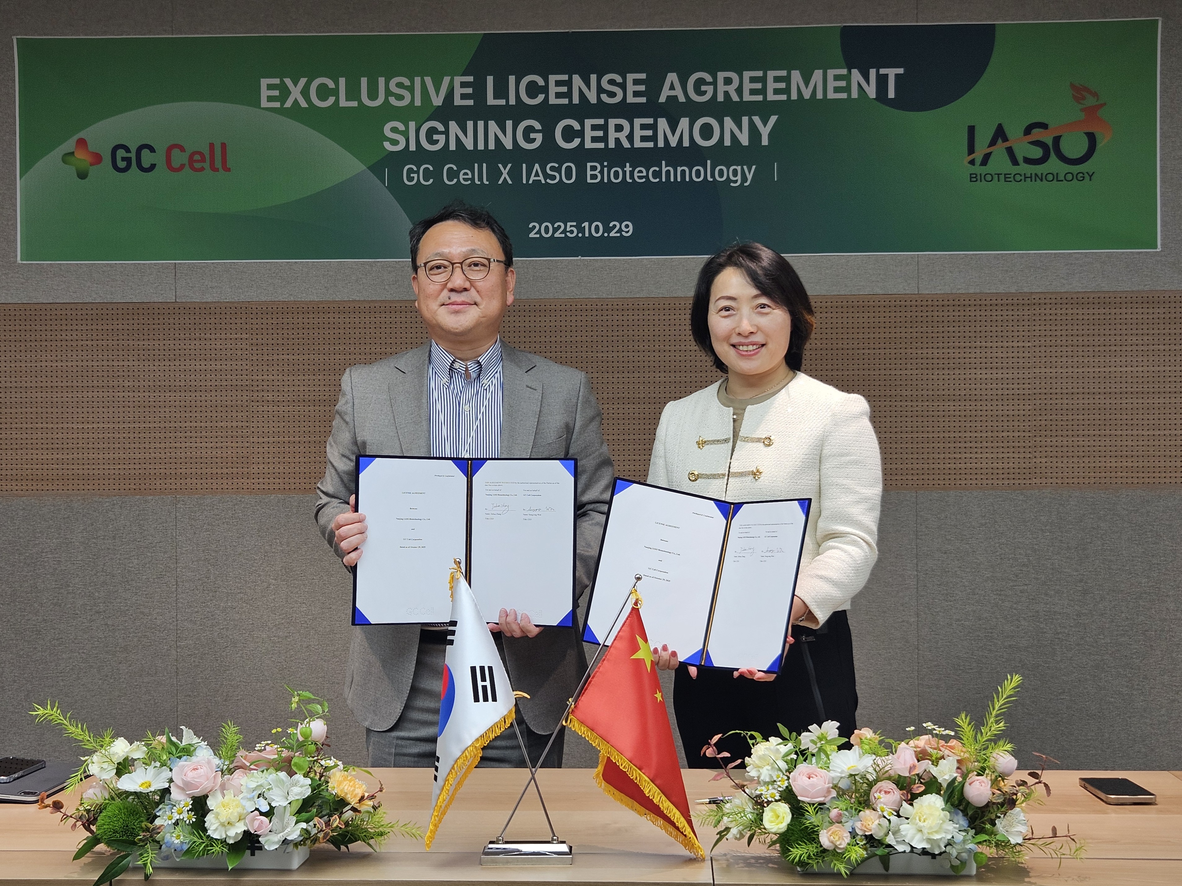 (왼쪽부터)원성용 지씨셀 대표, 장진화 난징 이아소 바이오테크놀로지 대표. 사진=지씨셀.