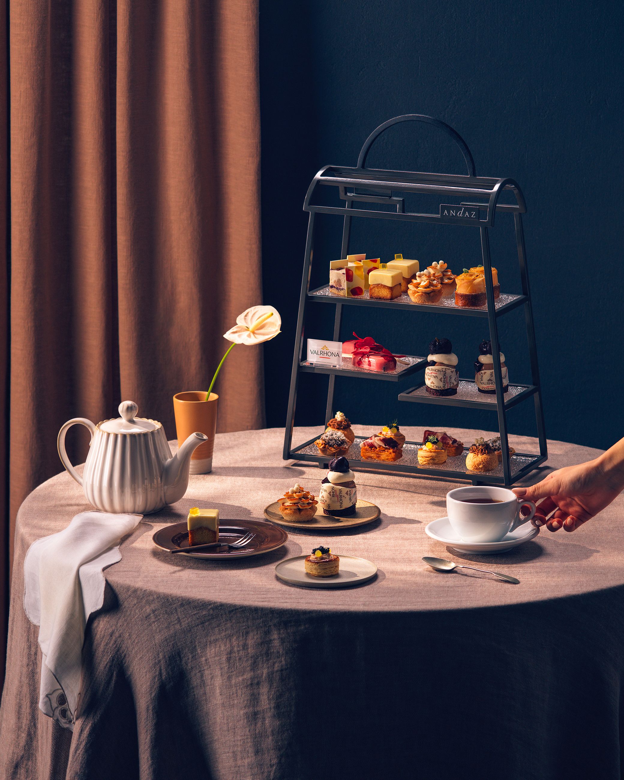 안다즈 서울 강남이 ‘발로나 애프터눈 티 세트’를 11월 30일까지 선보인다.