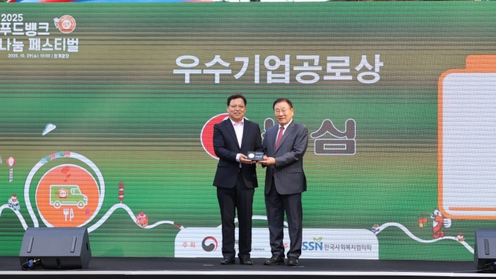 김보규 농심 상무(왼쪽)와 김성이 한국사회복지협의회 회장이 기념 촬영을 하고 있다. 사진=농심