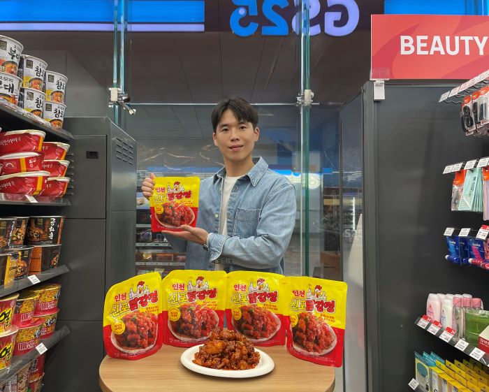 모델이 GS25가 단독 출시하는 인천신포닭강정을 들고 포즈를 취하고 있다. 사진=GS리테일