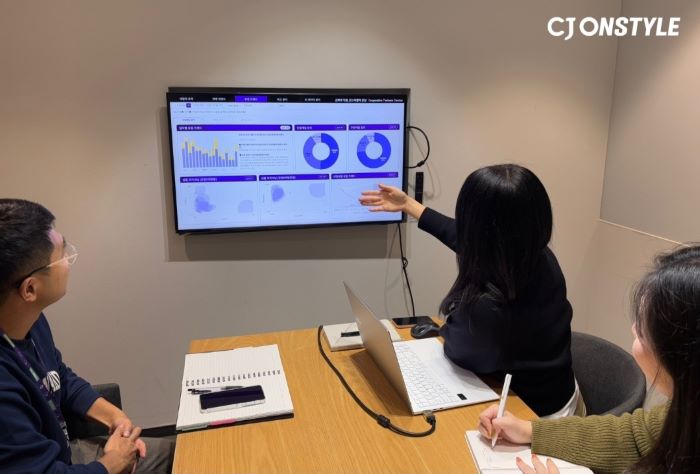 CJ온스타일 협력사 전용 AI 데이터 플랫폼 ‘비즈니스 인사이트’ 담당자가 협력사에 고객 분석 데이터를 설명해주고 있다. 사진=CJ온스타일