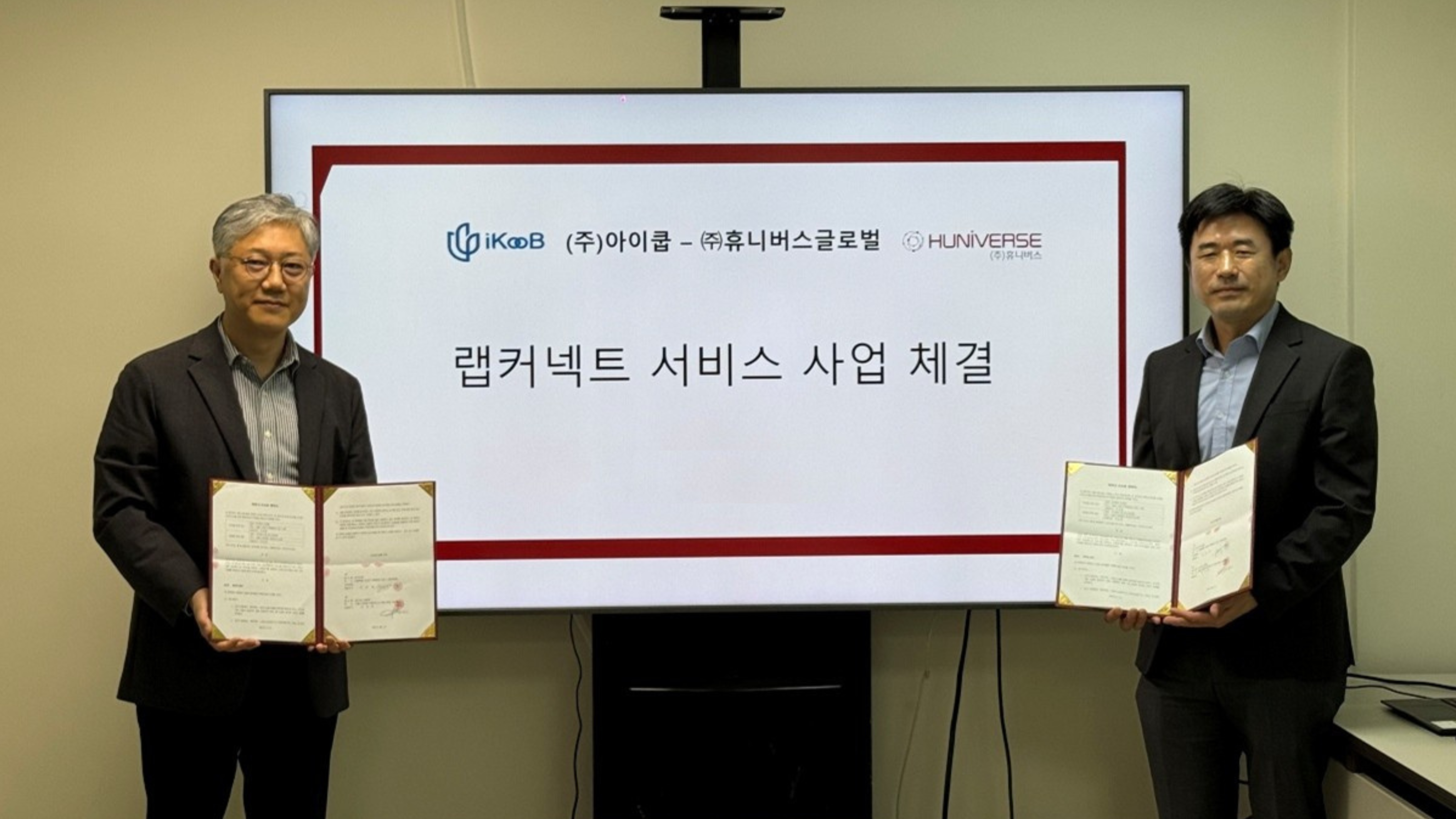 (왼쪽부터)조재형 아이쿱 대표, 이상헌 휴니버스글로벌 대표. 사진=아이쿱.