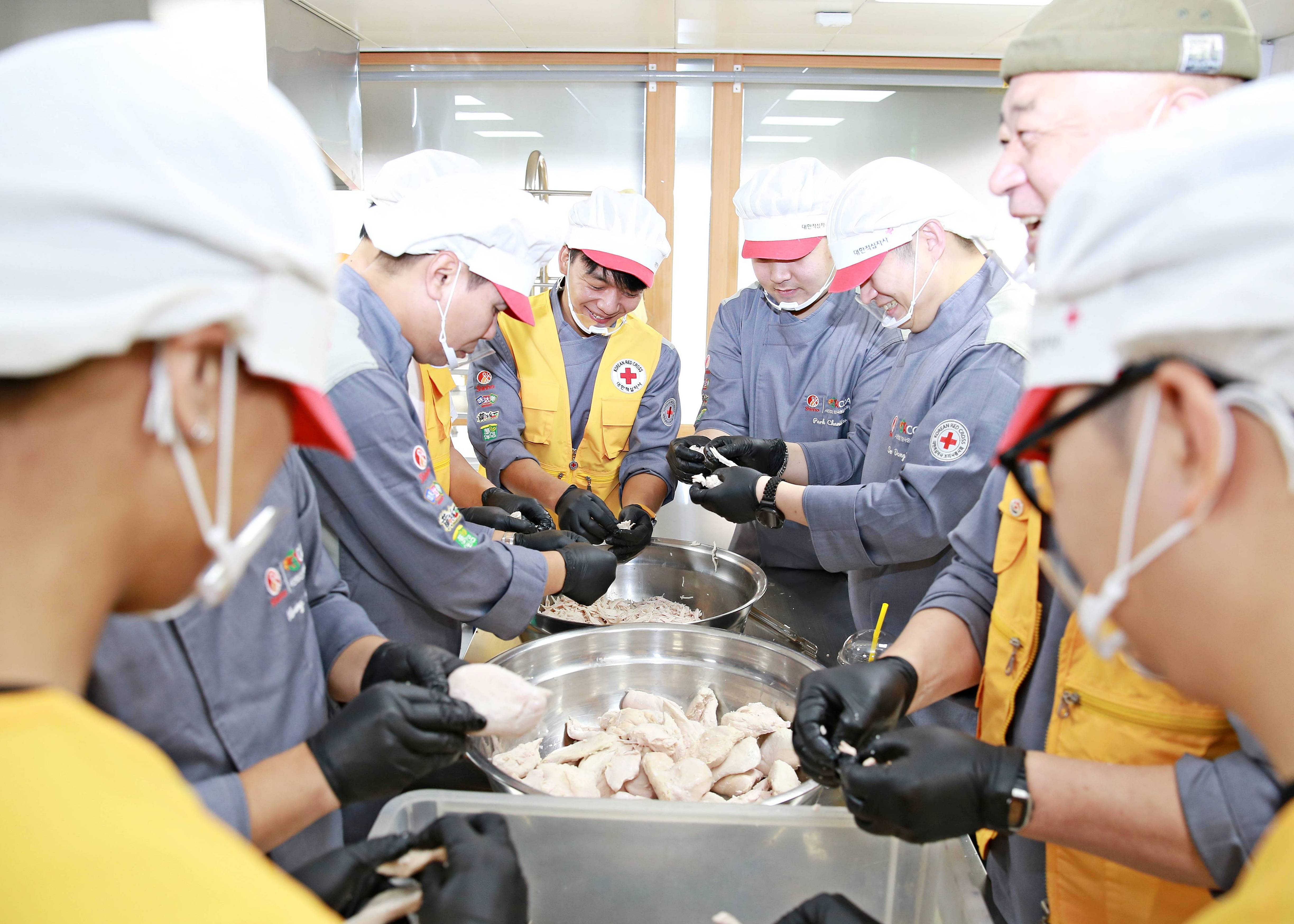 임태훈 셰프와 대한적십자사 서울지사 조리사봉사회원들이 취약계층에 전달할 특식을 준비하고 있다. 사진 제공 = 대한적십자사 서울지사.