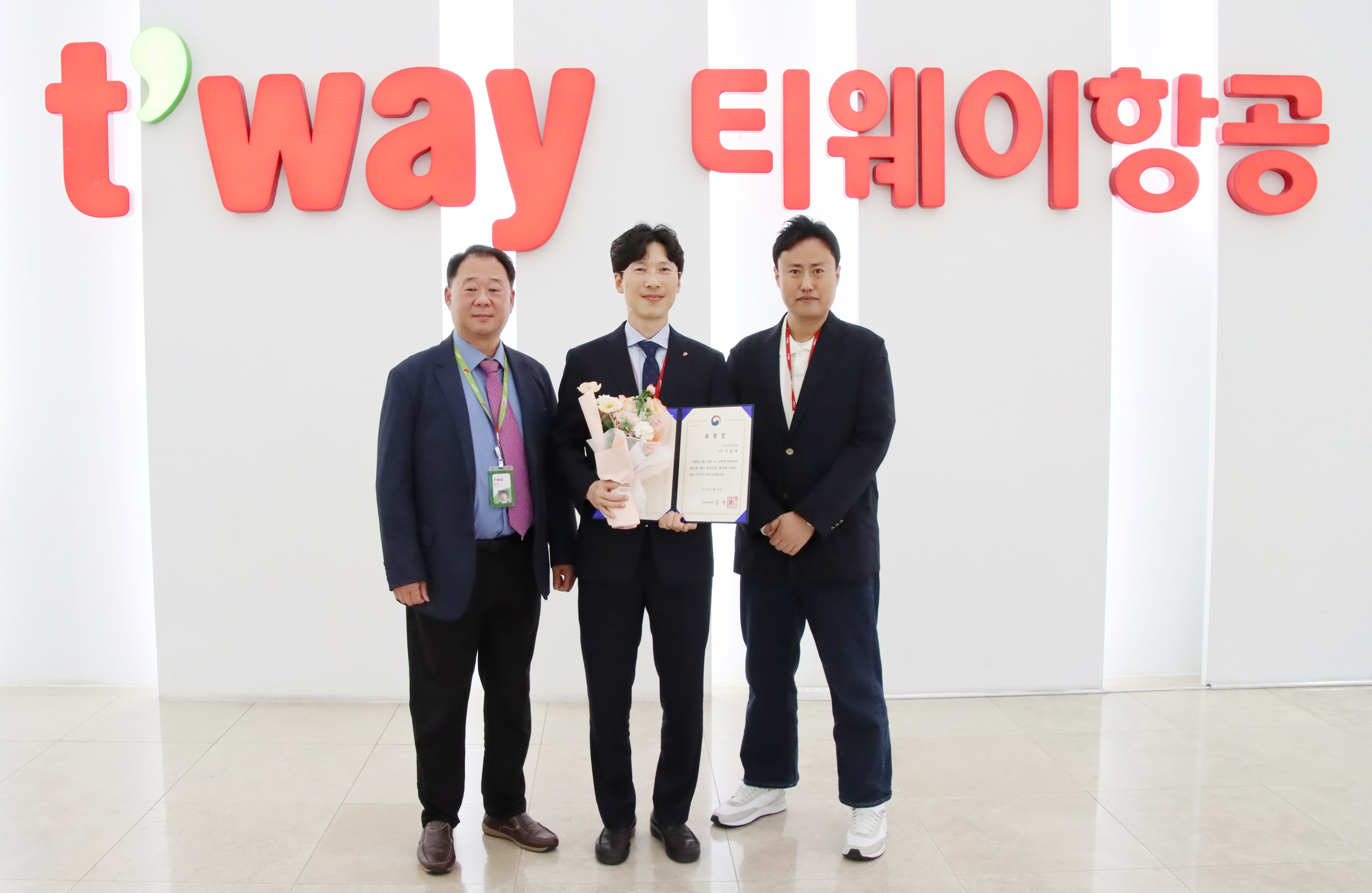 이용택 티웨이항공 운송지원팀장(가운데)이 안우진 티웨이항공 부대표(오른쪽), 황영조 티웨이항공 여객지원 담당임원(왼쪽)과 함께 '제45회 항공의날' 장관표창을 수상한 뒤 기념 촬영을 하고 있다. 사진=티웨이항공