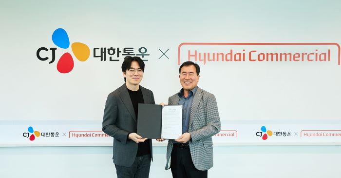 지난 30일 서울시 영등포구 소재 현대커머셜 본사에서 열린 CJ대한통운-현대커머셜 상생금융 제휴 협약식에서 최갑주 CJ대한통운 더운반그룹장(오른쪽)과 김재완 현대커머셜 산업금융본부장이 기념사진을 찍고 있다. 사진=CJ대한통운