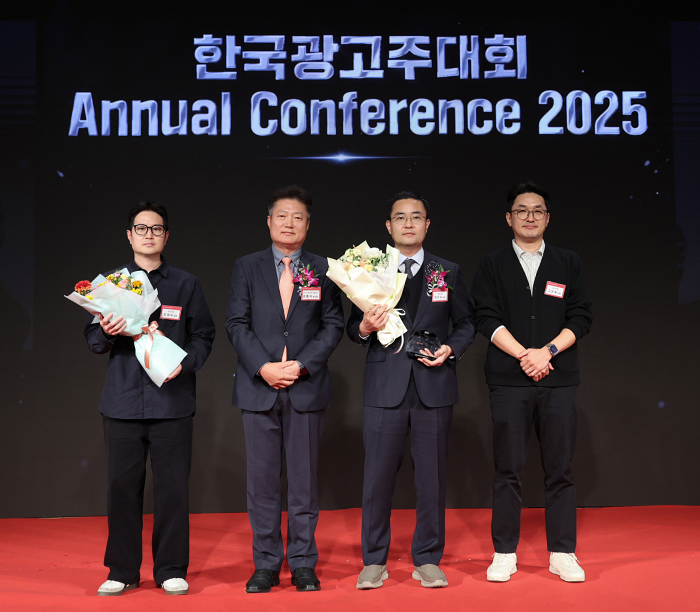 하치수 동서식품 마케팅 팀장(오른쪽 두번째)이 기념 촬영을 하고 있다. 사진=동서식품