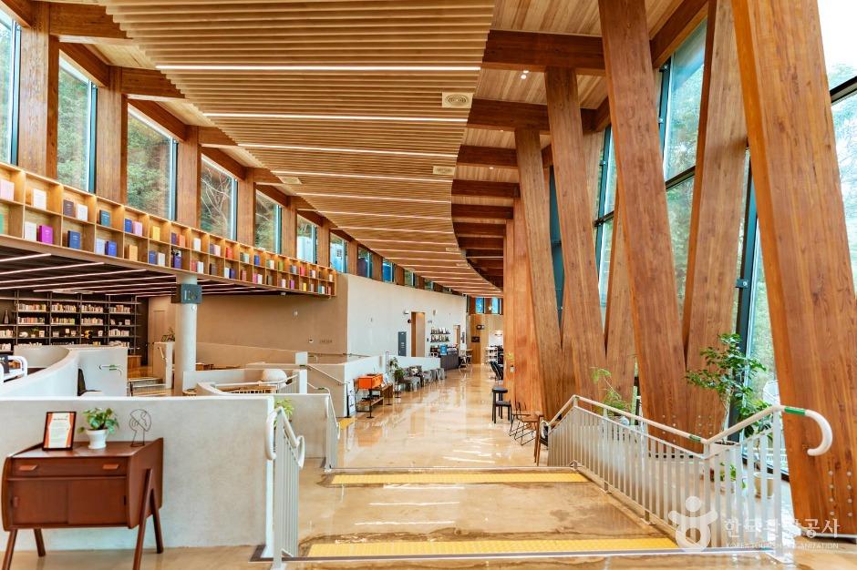 아중호수도서관. 사진제공= 한국관광공사