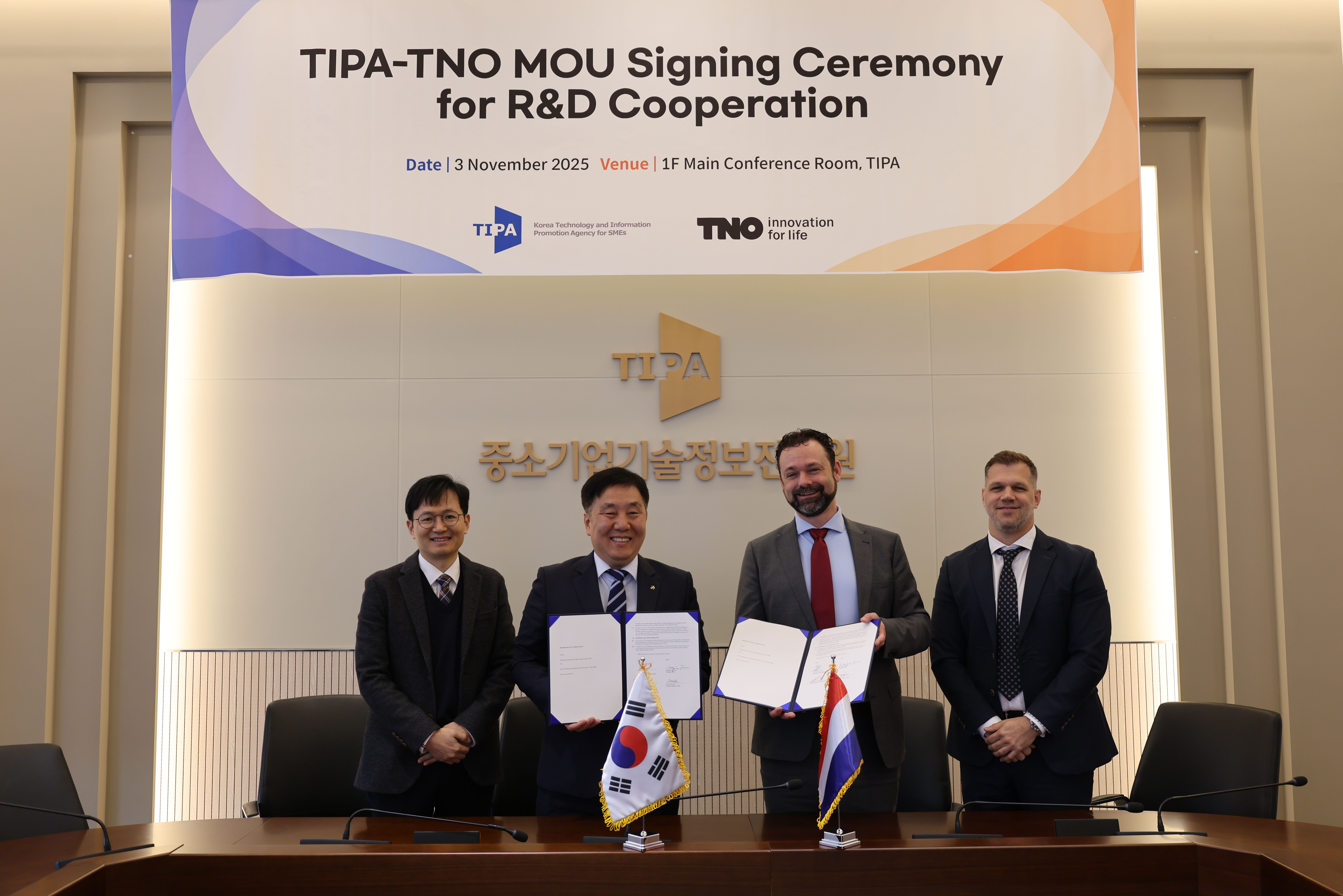 중소기업기술정보진흥원은 3일 세종 본원에서 유럽 3대 응용기술연구소인 네덜란드 응용과학연구기구(TNO)와 글로벌 공동 기술협력 강화를 위한 업무협약을 체결했다. 출처=기정원