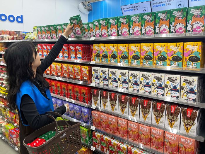 GS25 스토어매니저가 다가오는 빼빼로데이를 맞아 상품을 진열하고 있다. 사진=GS리테일