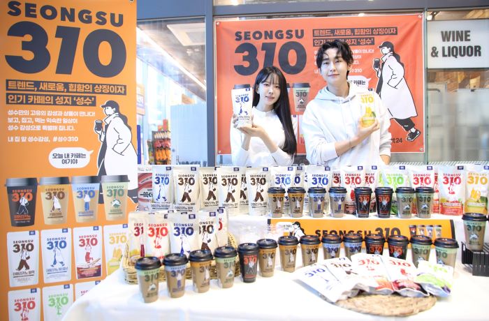 이마트24 본점에서 모델들이 이마트24의 카페 전문 브랜드 ‘성수310’ 파우치음료와 컵커피를 소개하고 있다. 사진=이마트24
