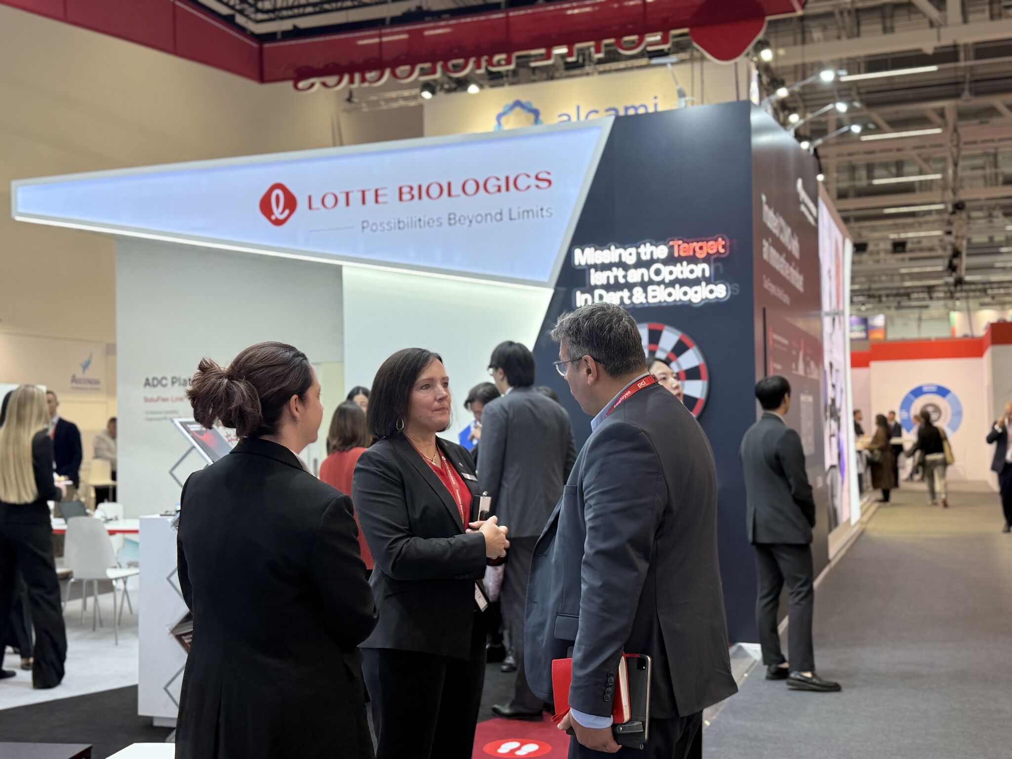 CPHI Worldwide 2025 전시 부스 전경. 사진=롯데바이오로직스.