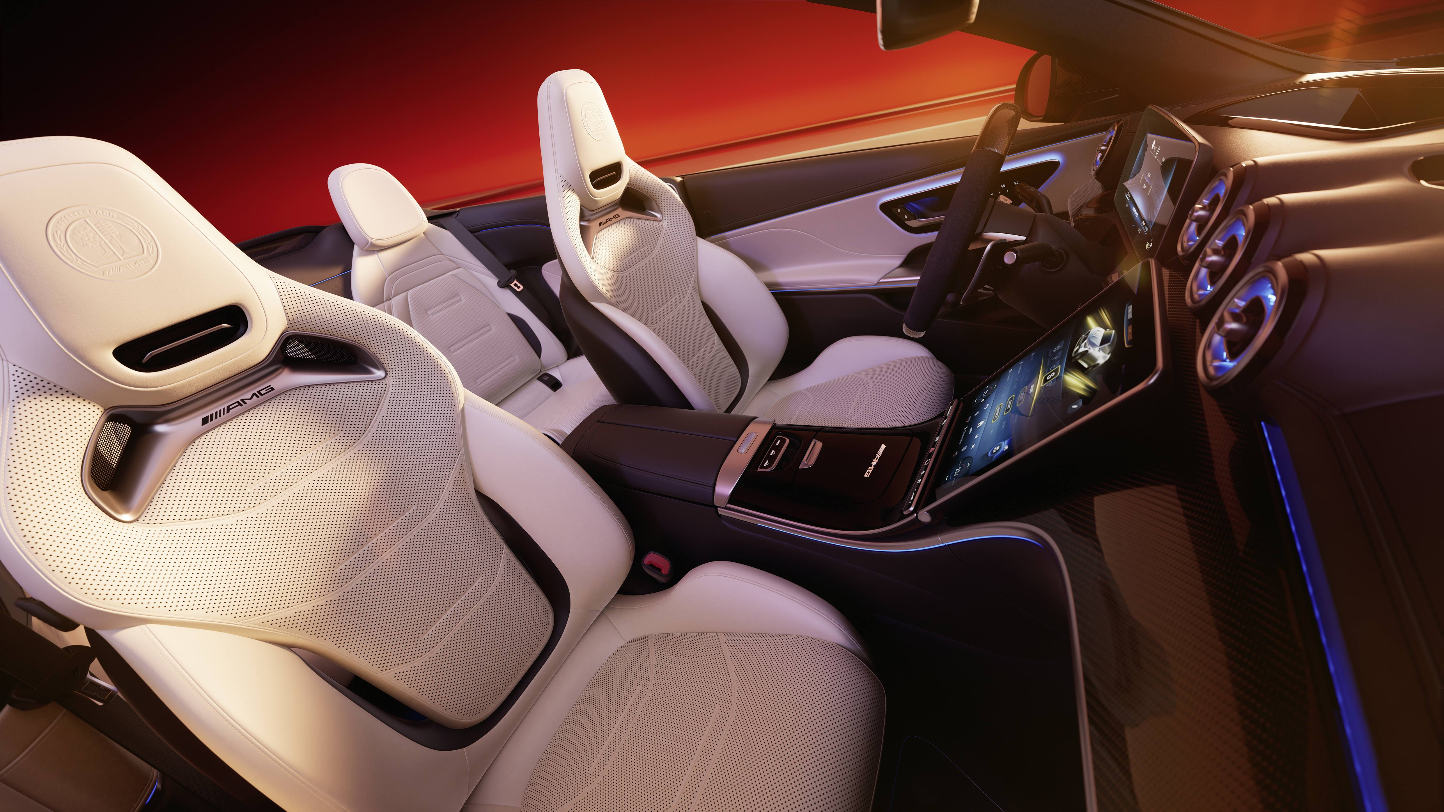 이번 한정에디션은 화이트 나파 가죽과 AMG 로고를 통해 고급스러운 이미지를 자랑한다. 사진=메르세데스-벤츠 코리아