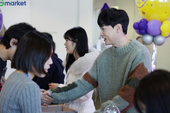 G마켓과 옥션의 ‘빅스마일데이’ 모델인 가수 민경훈이 행사 흥행을 기원하고, 응원의 메시지를 전달하기 위해 G마켓 본사를 찾았다. 사진=G마켓