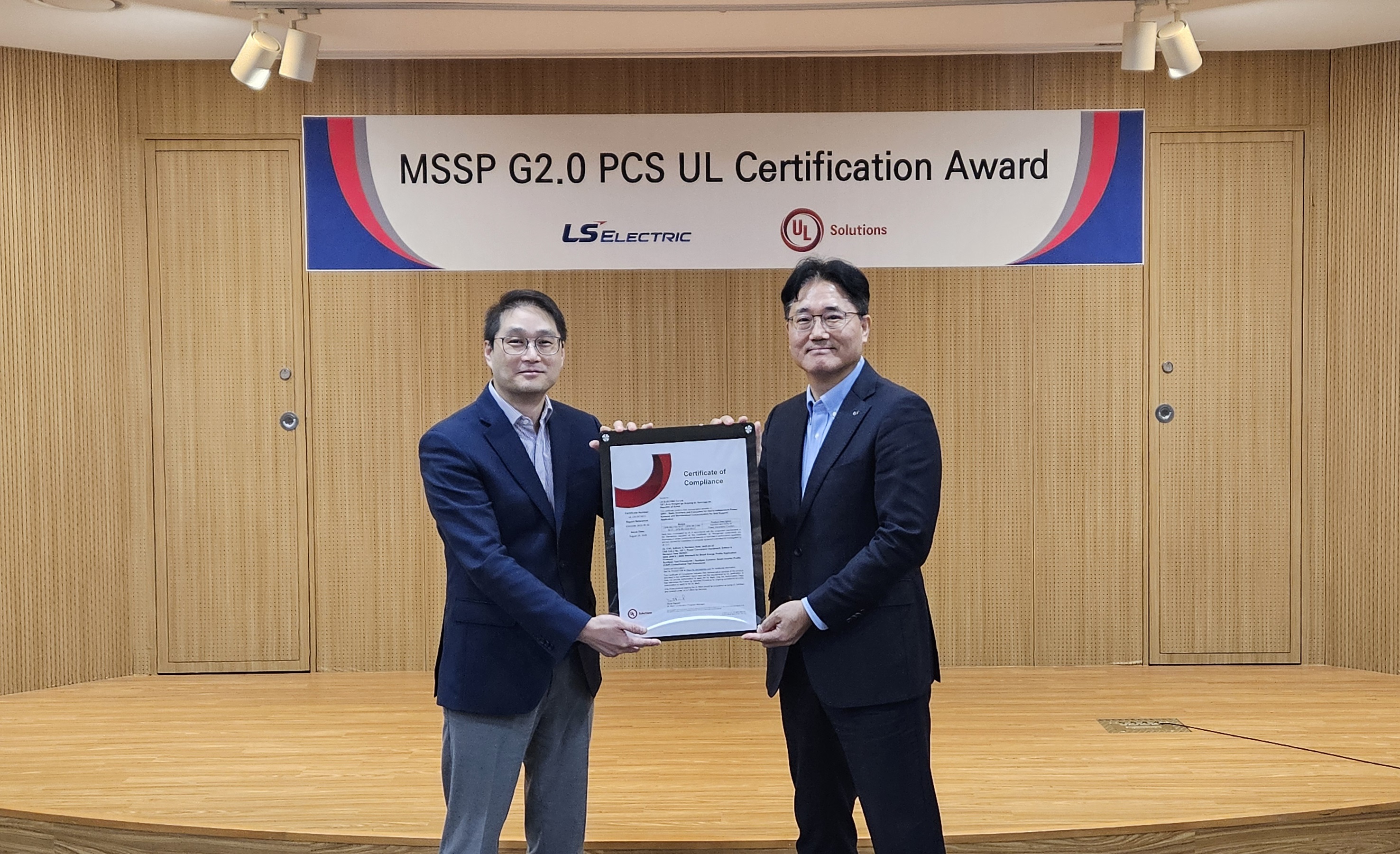 서장철 LS일렉트릭 전력연구개발본부장 겸 최고기술책임자(CTO)(오른쪽), 웨슬리 궉 UL 솔루션즈 EIA 총괄 부사장이 수여식에서 기념촬영을 하는 모습. 사진=LS일렉트릭