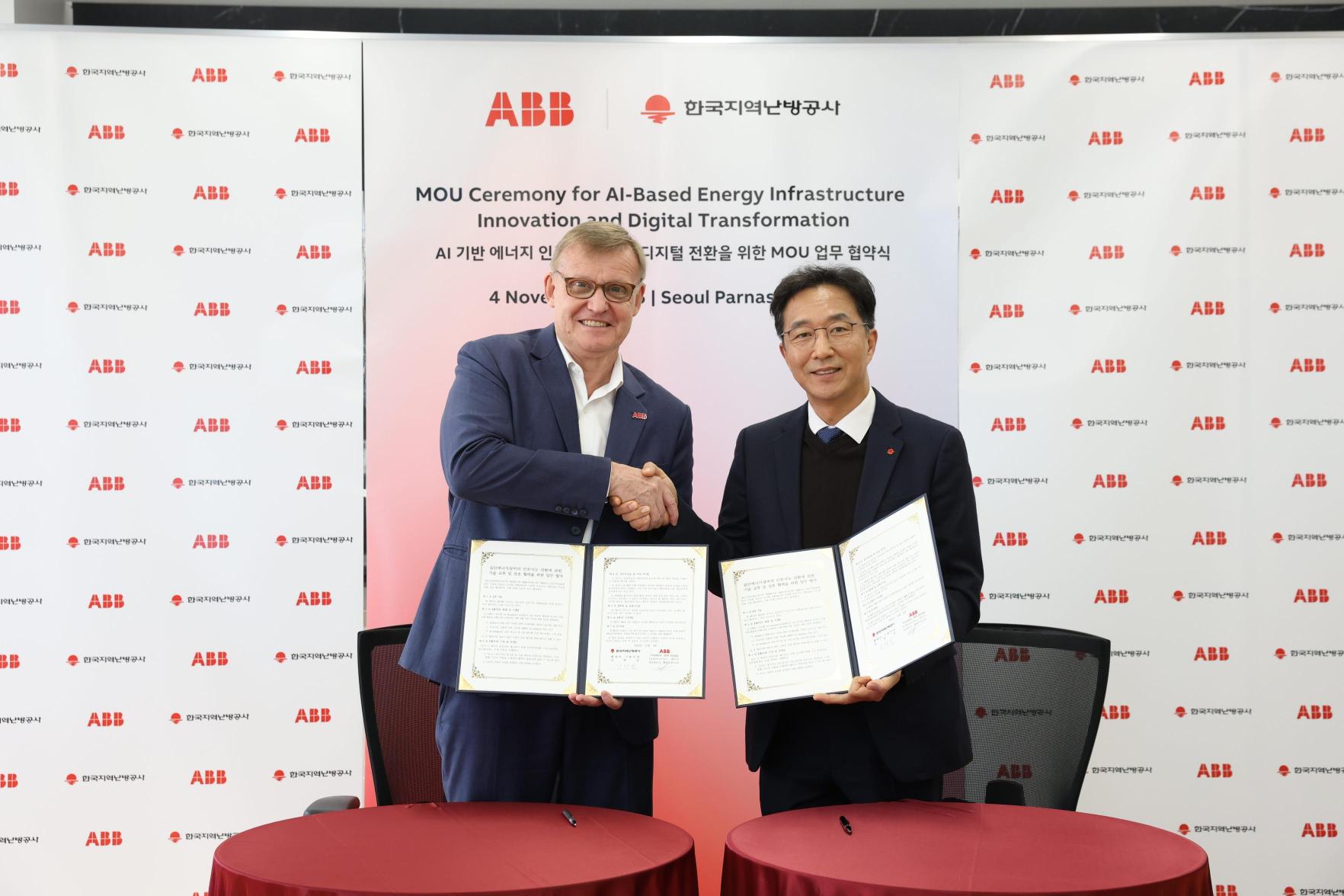 김학균 한국지역난방공사 플랜트기술처장(오른쪽)과 앤더스 마테센 ABB 아시아 총괄대표가 협약서에 서명 후 기념사진을 찍고 있다. 사진=한국지역난방공사