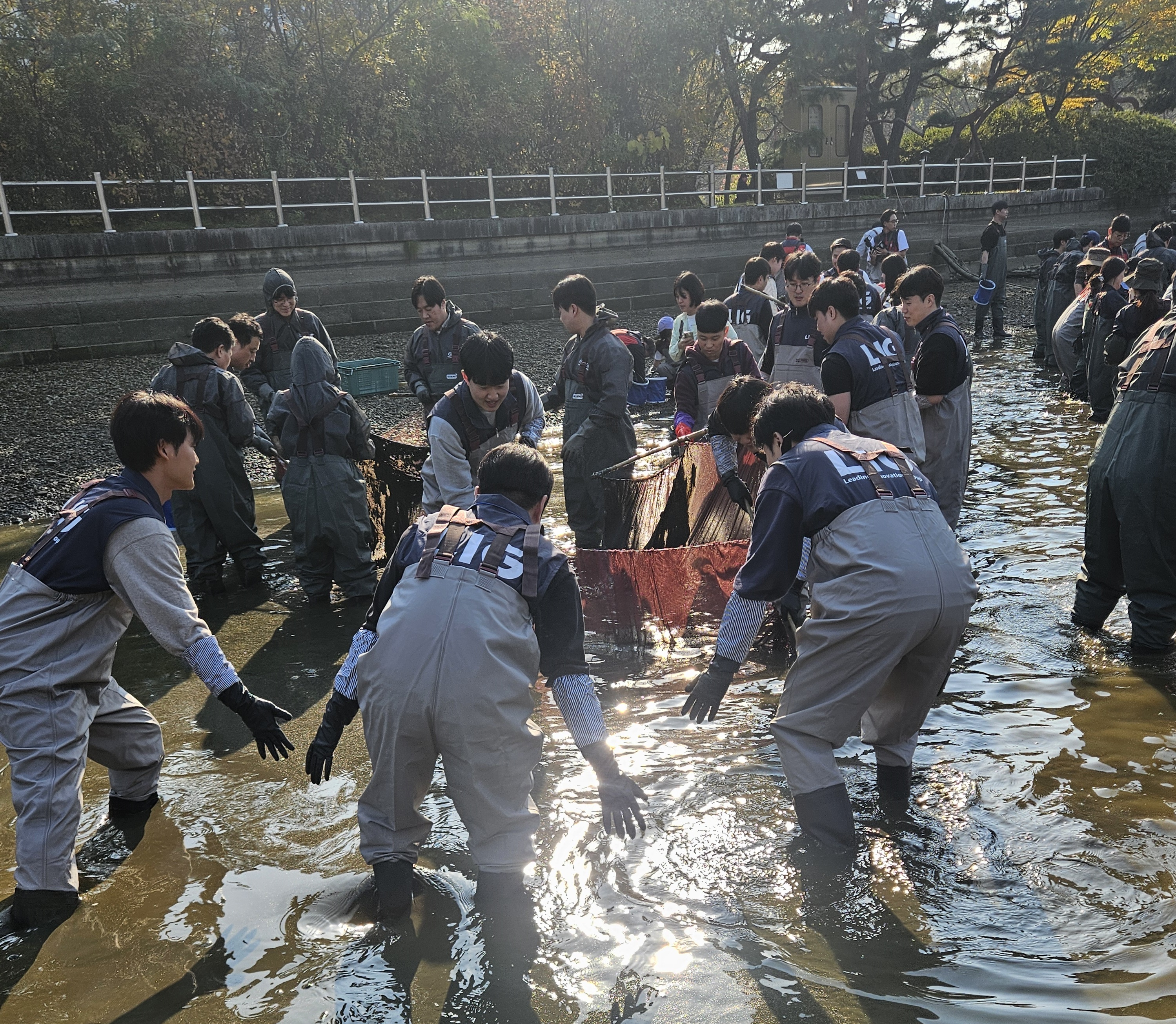 LIG넥스원 임직원들이 생태계 교란 유해 외래어종 퇴치를 위해 봉사활동을 진행하고있다. 사진=LIG넥스원