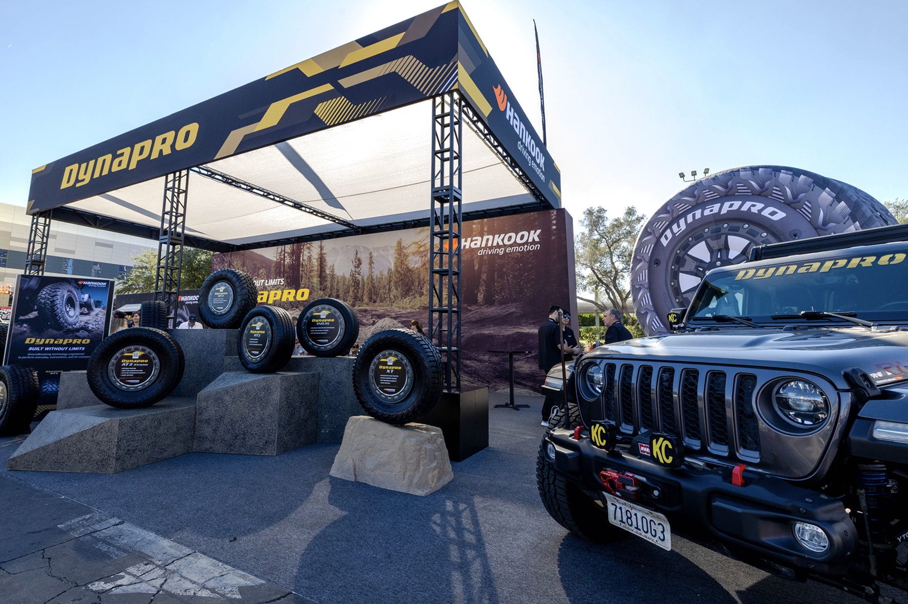한국타이어는 세마쇼 부스에 다이나프로 북미 신제품을 전시했다. 사진=한국앤컴퍼니그룹