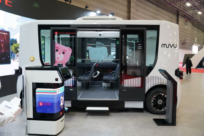 롯데글로벌로지스가 운용하는 배송 로봇(사진 왼쪽)과 자율주행 버스. 사진=롯데글로벌로지스