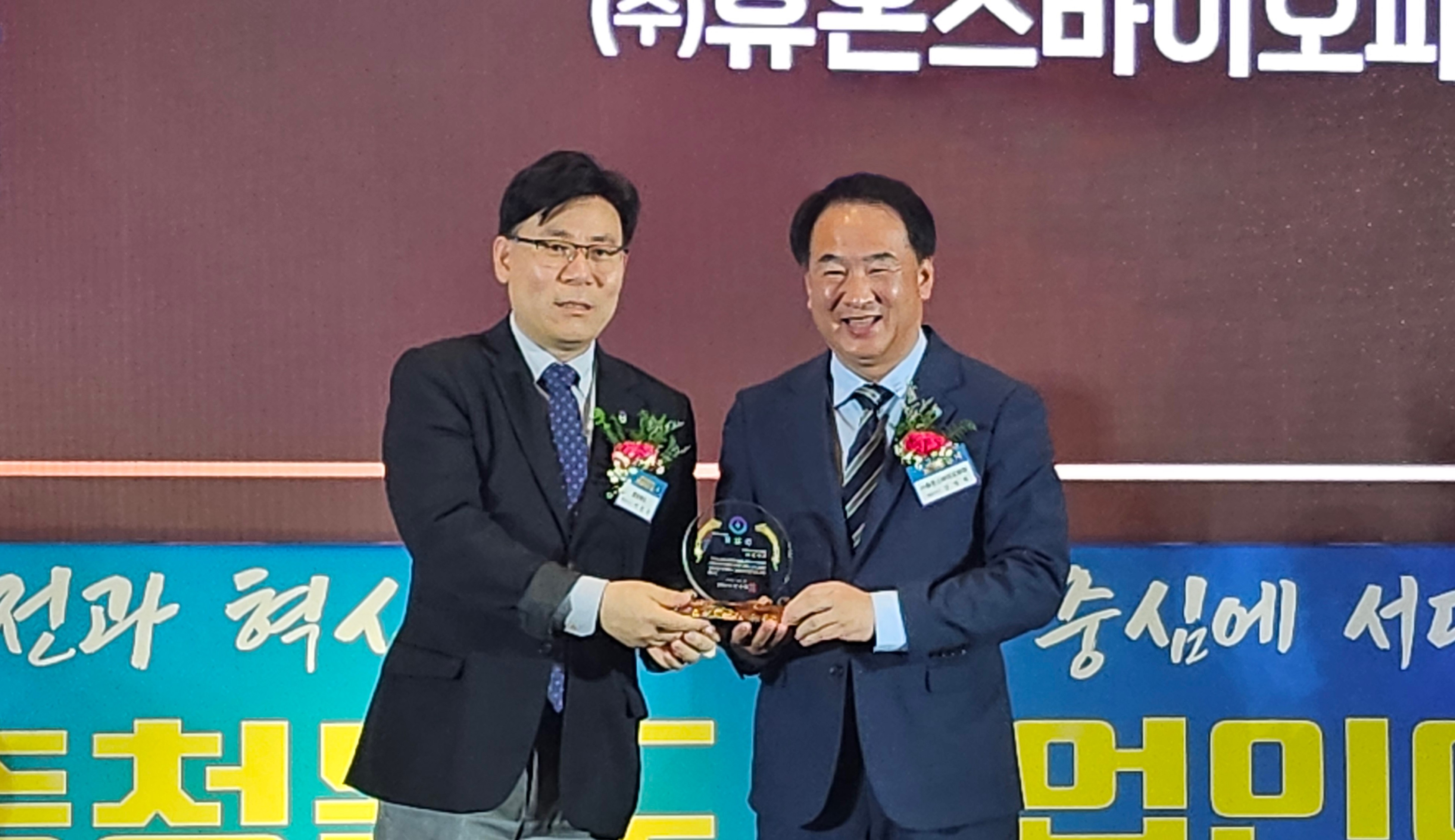 (왼쪽부터)이동옥 충청북도 행정부지사, 김영목 휴온스바이오파마 대표. 사진=휴온스바이오파마.