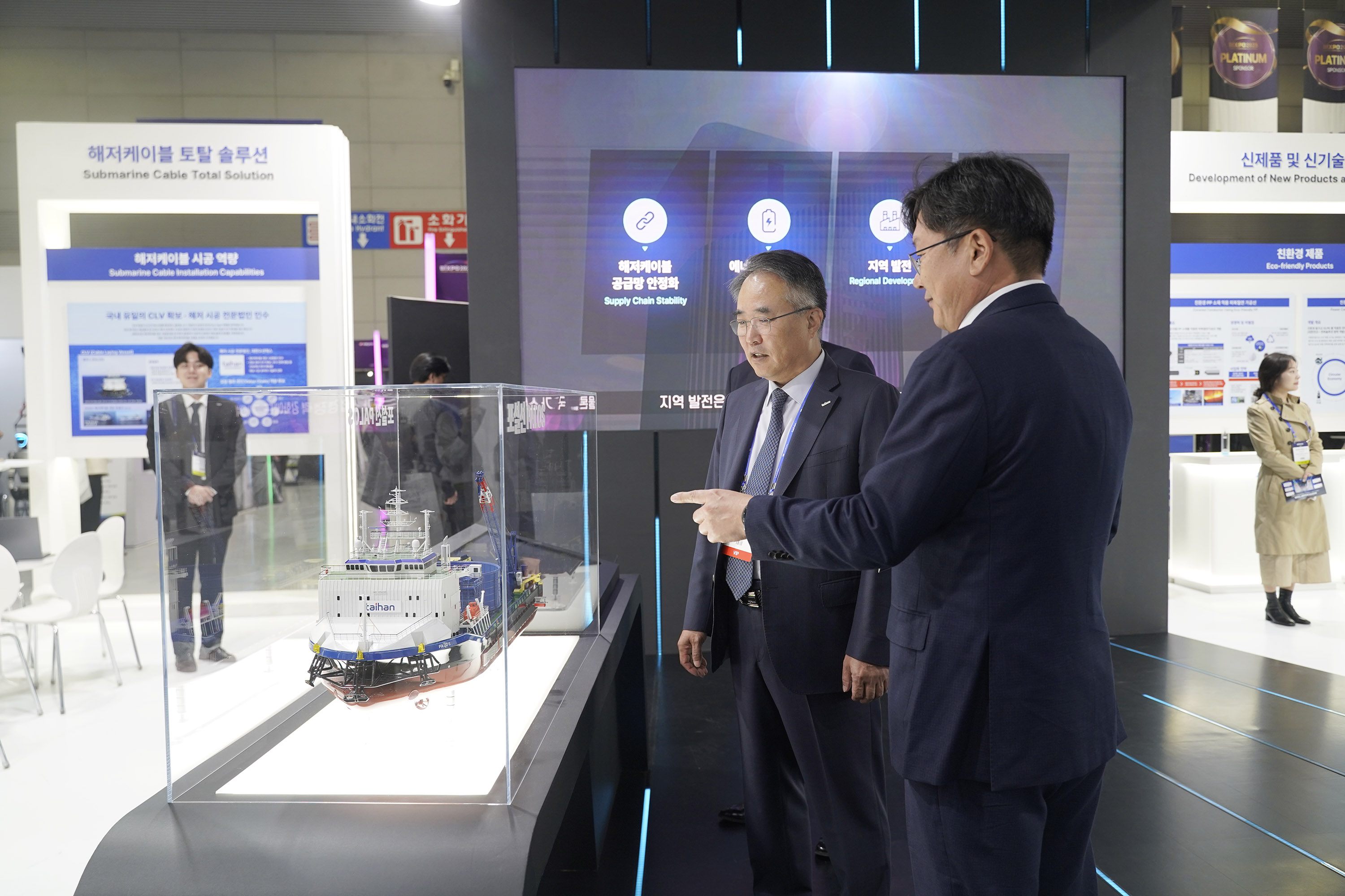송종민 대한전선 대표이사 부회장이 BIXPO 전시장을 둘러보고 있다. 사진=대한전선