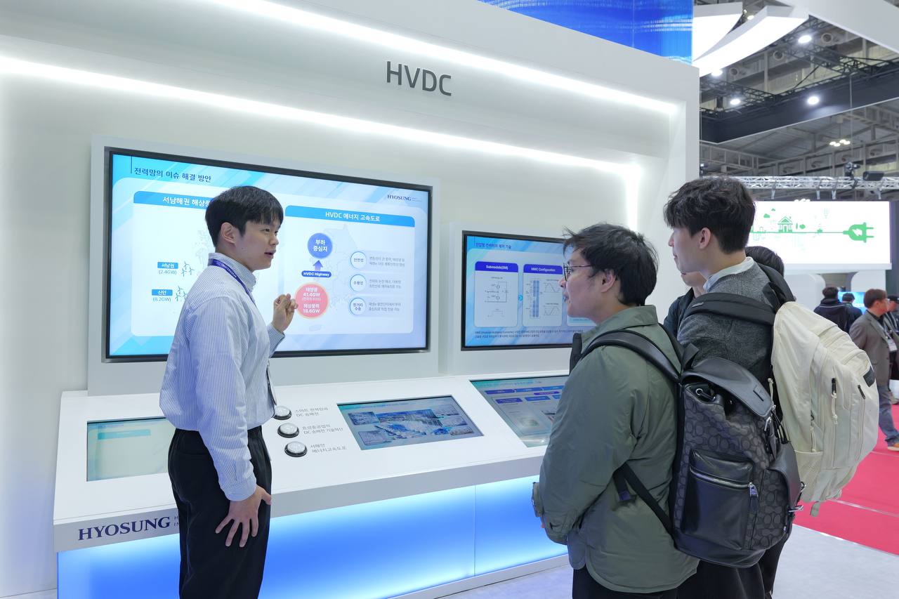 효성중공업 직원이 고객들에게 HVDC 기술을 소개하고 있다. 사진=효성중공업