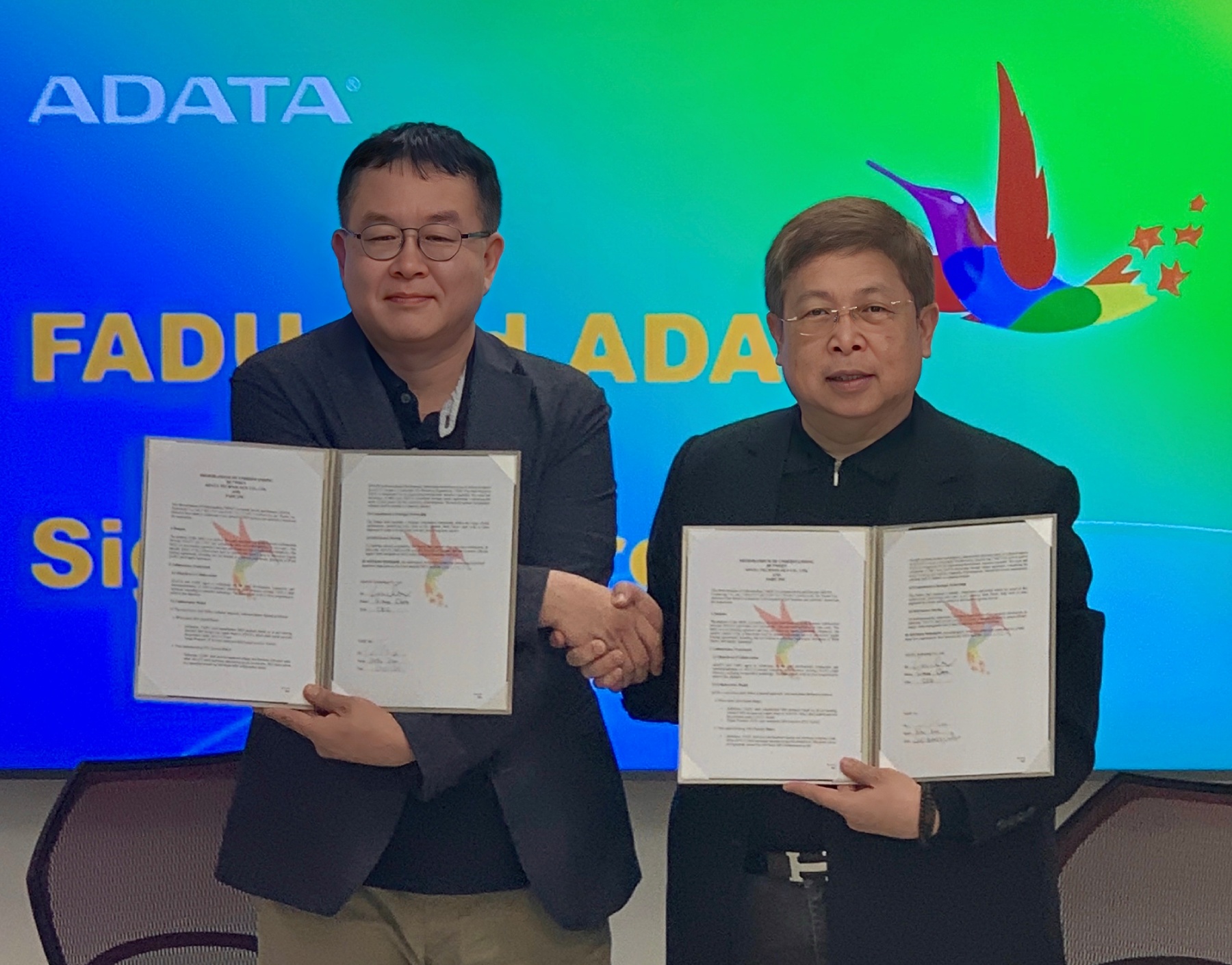 지난 4월 남이현 파두 대표이사 겸 최고기술책임자(CTO, 왼쪽)와 사이먼 첸(Simon Chen, 오른쪽) 에이데이터 회장이 만나 전략적 제휴 및 포괄적 협력에 관한 업무협약을 체결했다. 사진=파두