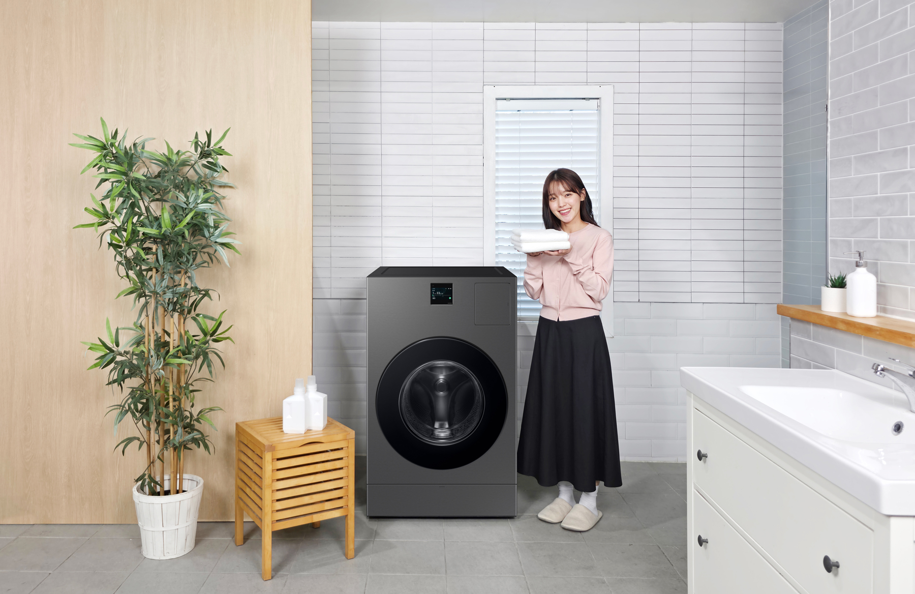 삼성전자 모델이 '비스포크 AI 콤보' 다크스틸 색상 신제품을 소개하고 있다. 사진=삼성전자