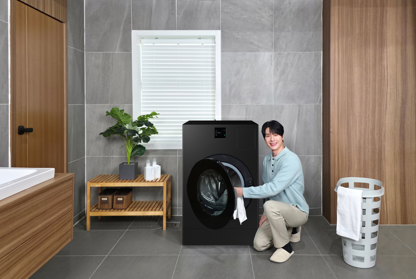 삼성전자 모델이 '비스포크 AI 콤보' 블랙캐비어 색상 신제품을 소개하고 있다. 사진=삼성전자