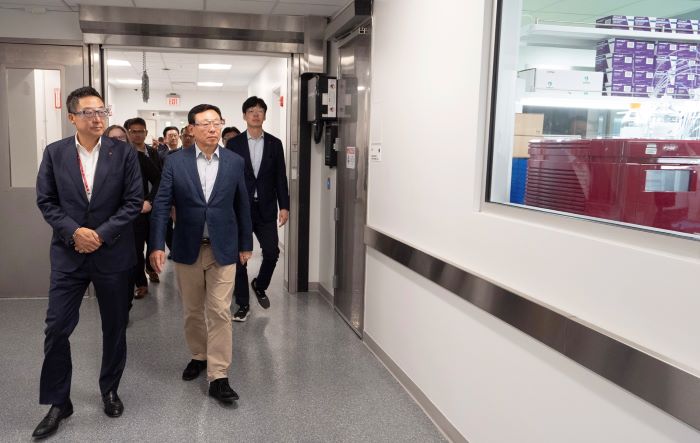신동빈 롯데그룹 회장(왼쪽 두번째)이 지난달 미국 뉴욕주에 위치한 롯데바이오로직스 시러큐스 바이오 캠퍼스를 찾아 올해 3월 준공 후 본격 가동에 들어간 ADC 생산시설을 시찰하고 있다. 사진=롯데지주