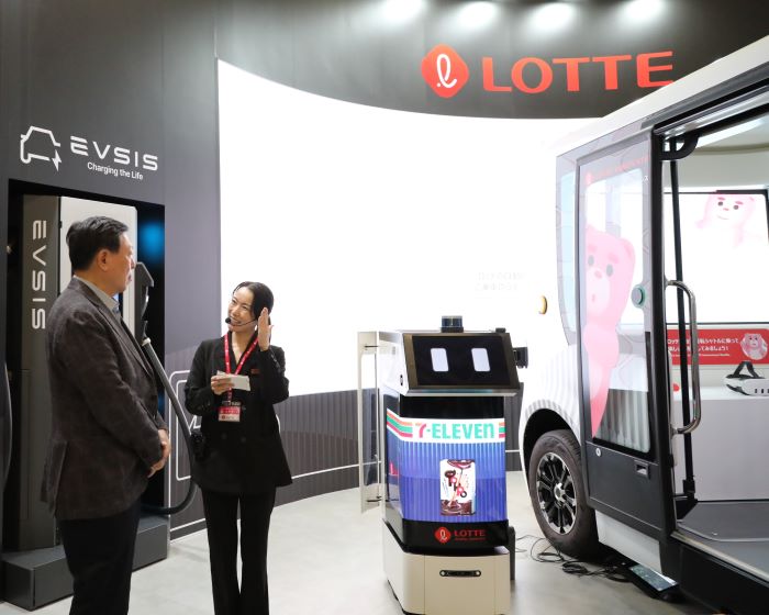 신동빈 롯데 회장이 지난 3일 일본 도쿄에서 열리고 있는 ‘재팬모빌리티쇼 2025’를 방문해 2차전지 소재, 수소 사업, 자율 주행 등 그룹이 추진하고 있는 모빌리티 사업을 점검했다. 신 회장이 롯데관을 찾아 자율주행 기술에 관한 설명을 듣고 있다. 사진=롯데지주