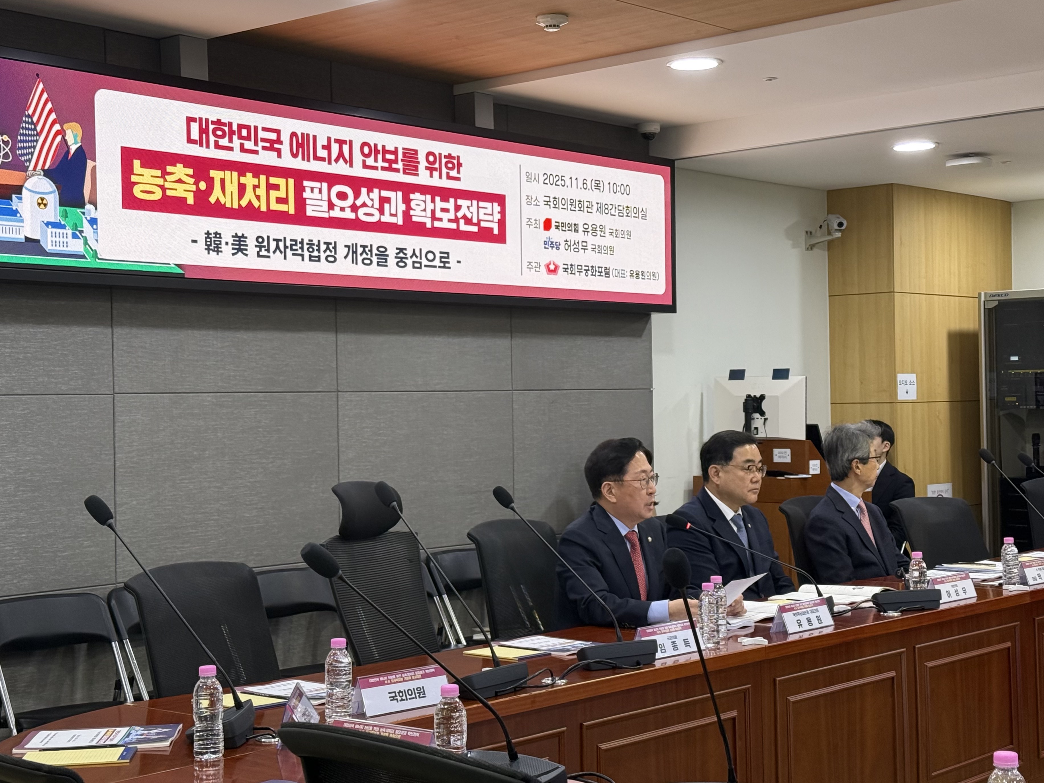 유용원 국민의힘 의원(왼쪽)이 기념사를 하고 있다. 사진=장지현 이코노믹리뷰 기자