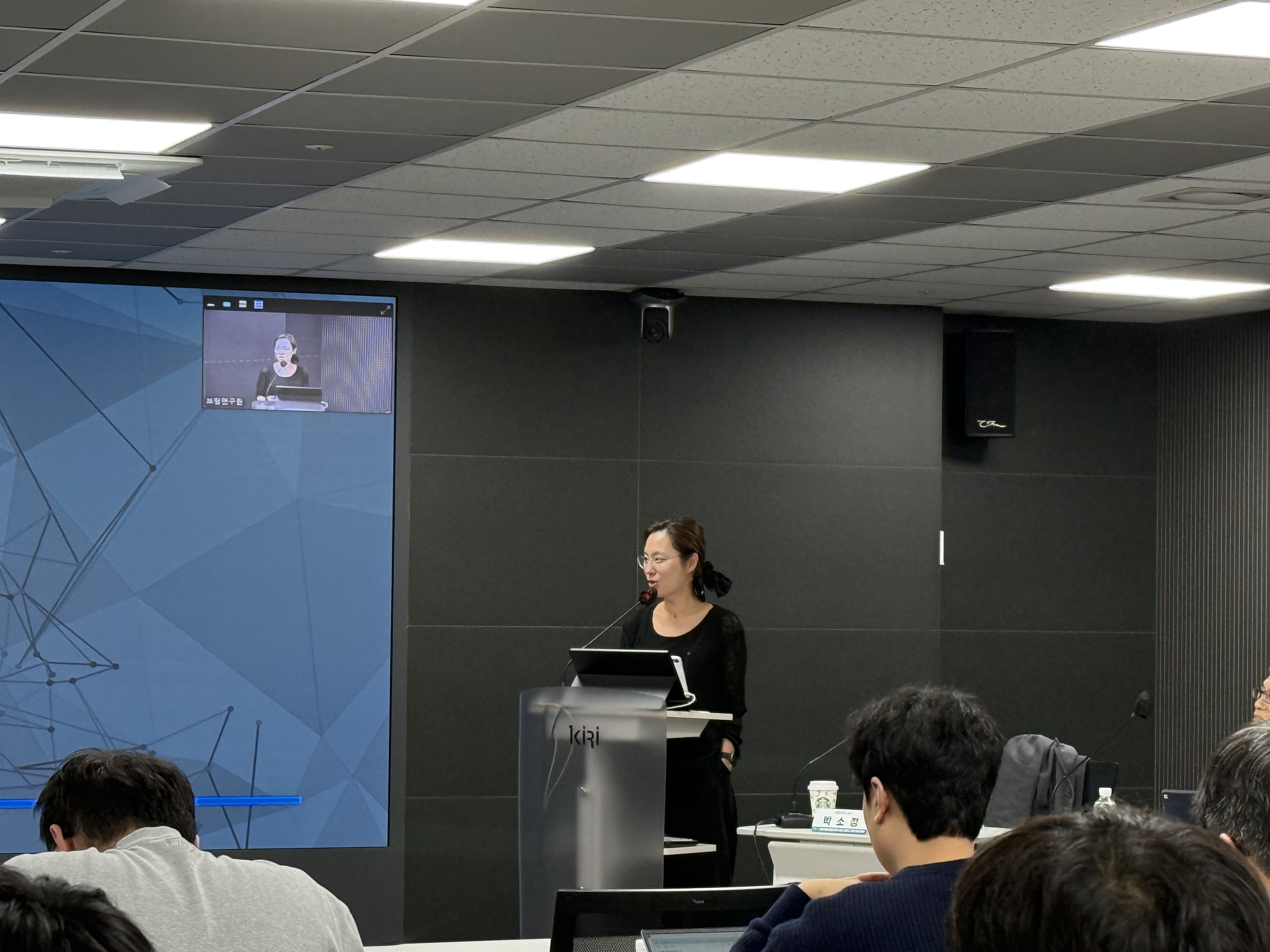 박소정 서울대학교 경영대학 교수가 'AI와 보험산업: 신뢰, 공정성, 그리고 사람'이라는 주제로 발표를 진행하고 있다. 사진=진선령 기자