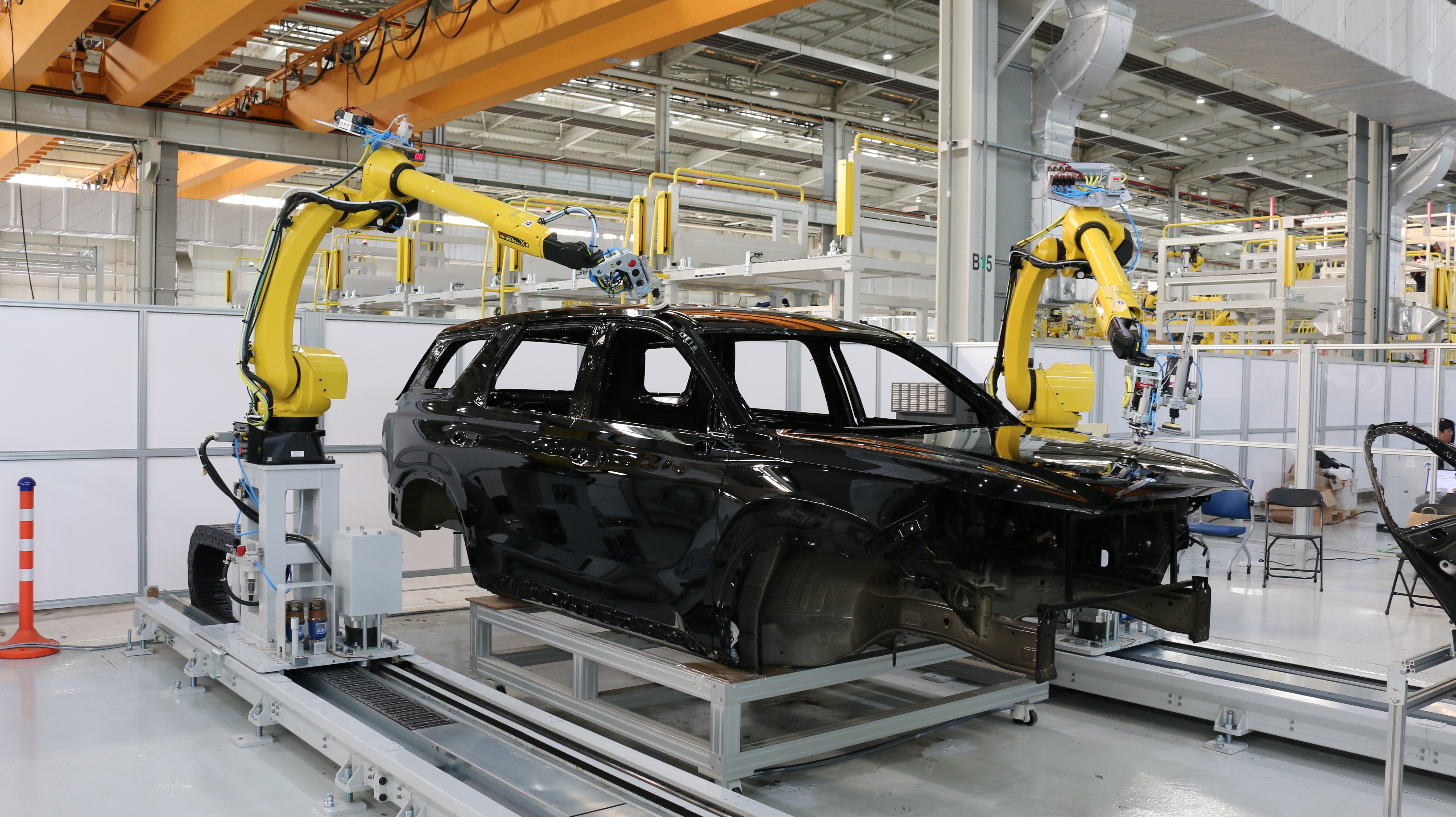 자동차 도장면을 로봇이 정밀하게 연마해 완벽하고 균일한 품질을 구현하는 상도 샌딩/폴리싱 자동화 기술 시연. 사진=현대차그룹