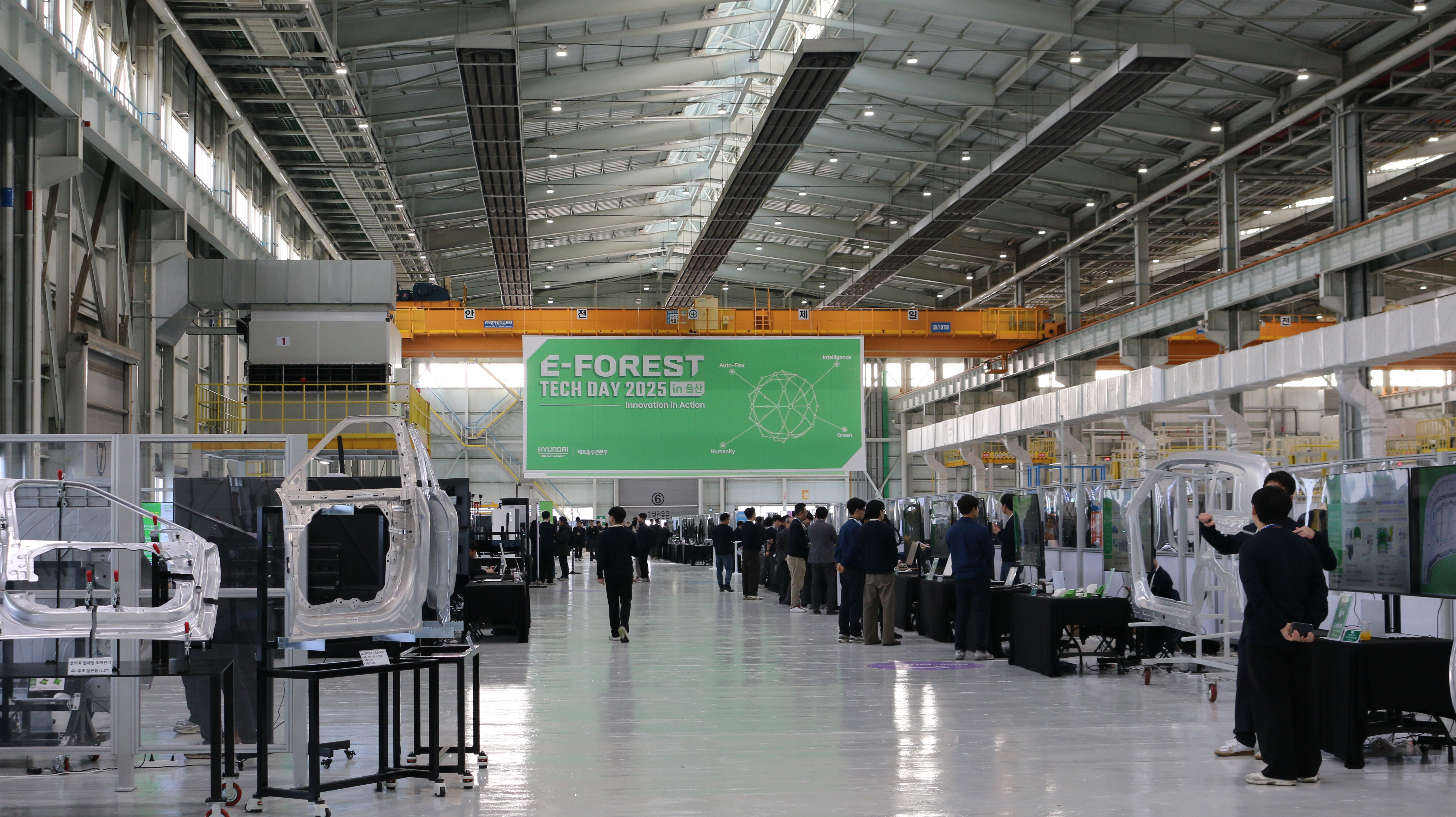 울산에서 진행된 177개 혁신 제조기술 전시 현장과 첨단 기술을 체험하는 참관객들의 모습. 사진=현대차그룹