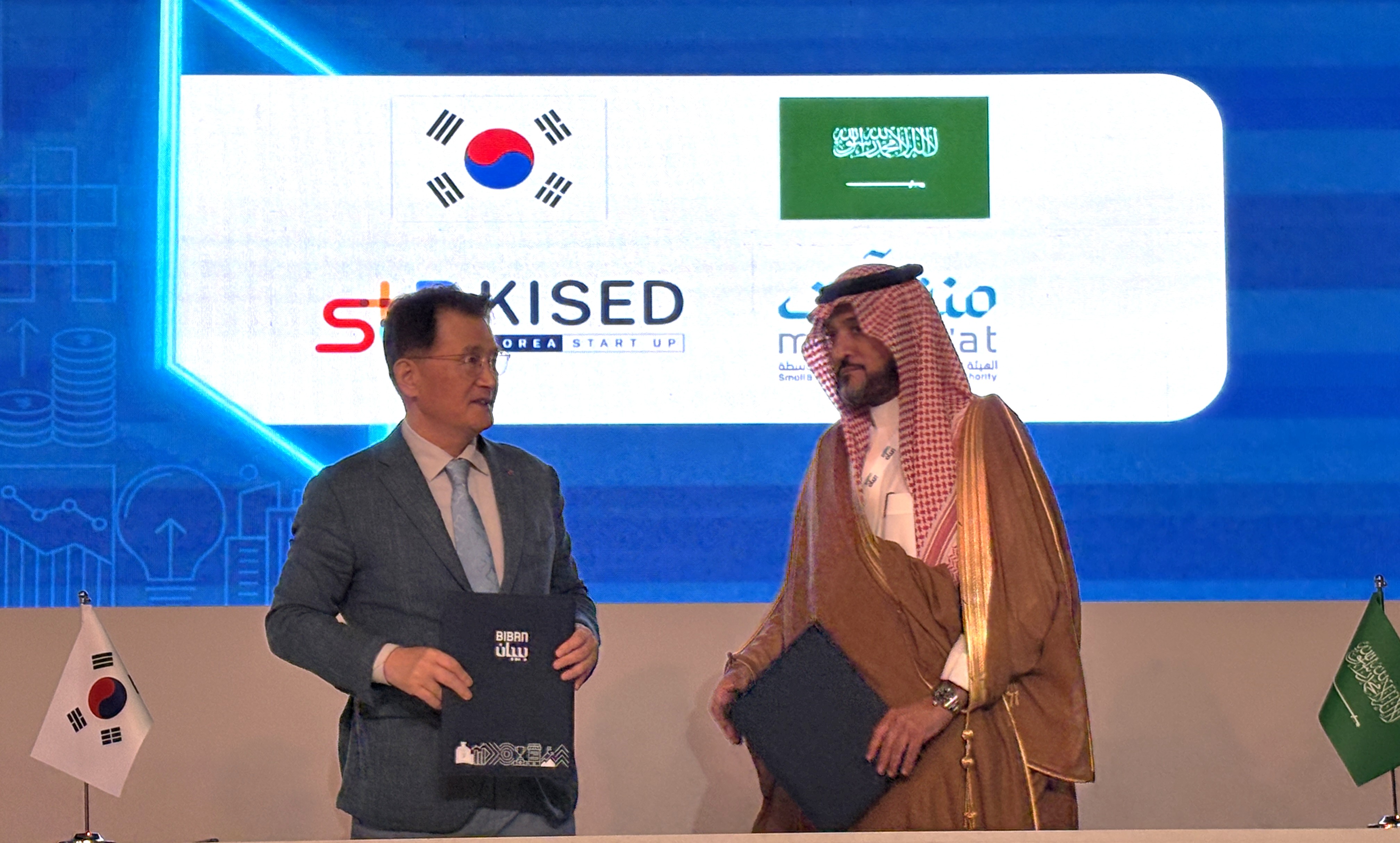 지난 5일(현지시간 기준) 사우디아라비아에서 개최중인 'BIBAN 2025 포럼' 현장에서 유종필 창업진흥원장(왼쪽)이 사우디 중소기업청과 '기술기반 창업기업 협력 강화를 위한 업무협약'을 체결했다. 출처=창진원