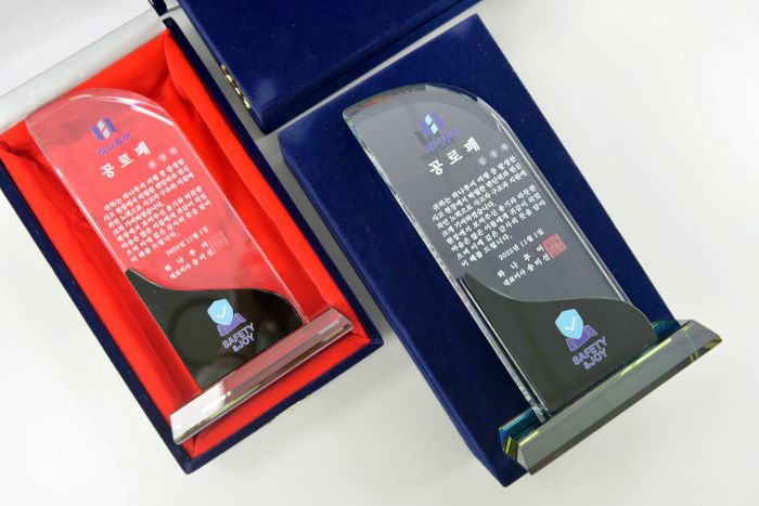 하나투어가 여행 중 긴급 상황에 적극 대응한 고객과 직원 11명에게 공로패를 수여했다. 사진=하나투어